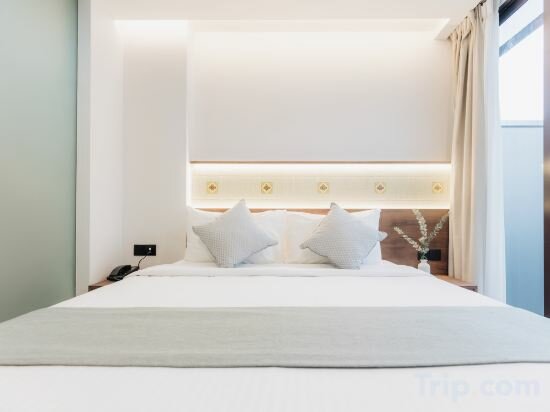 Classic Queen with Patio