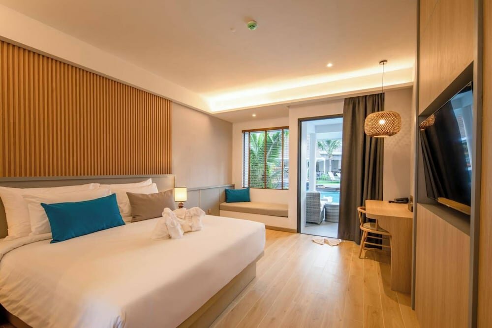 Deluxe Pool Access - Double