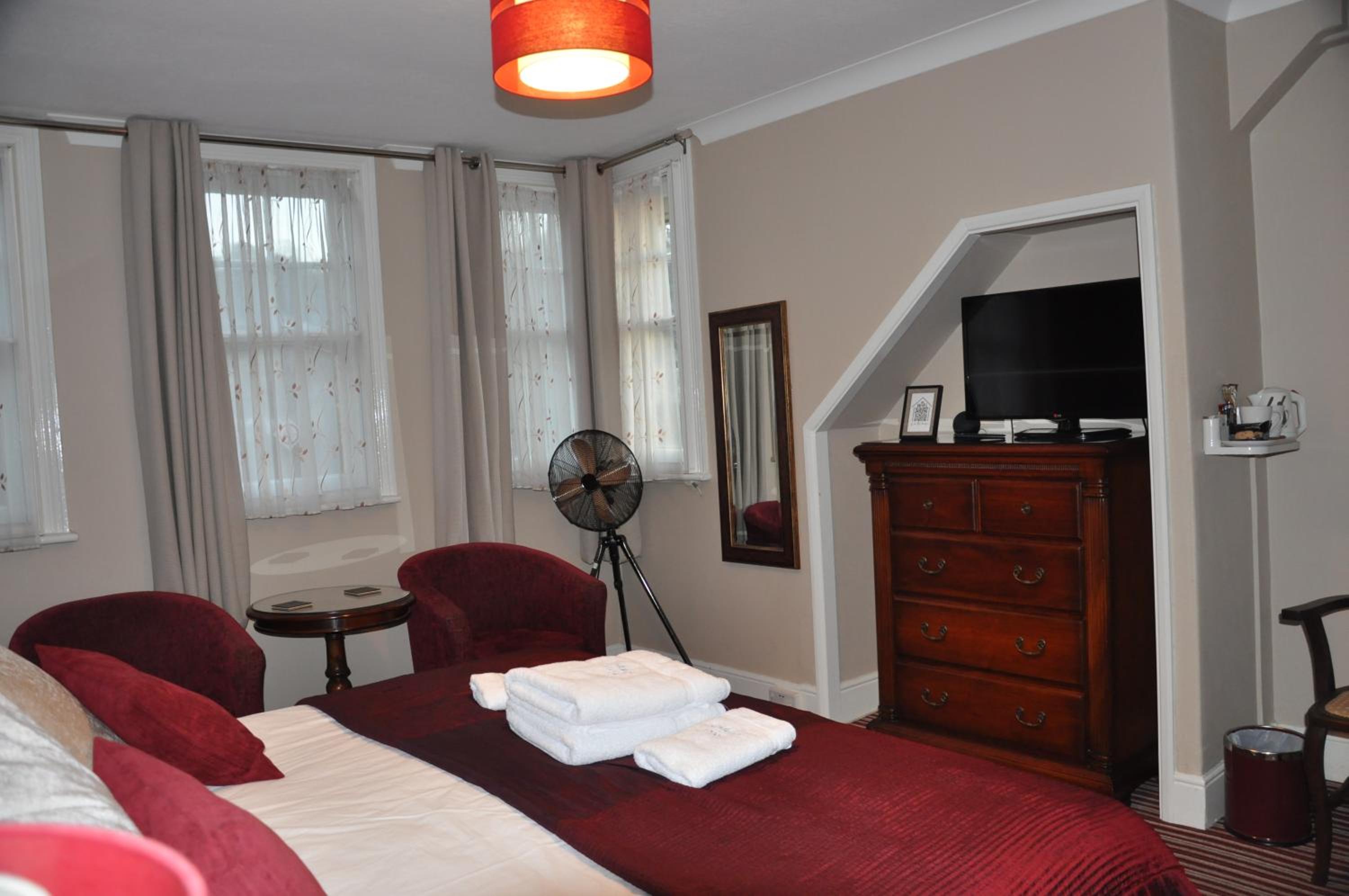 Semi Deluxe with Super King Bed En-suite with shower