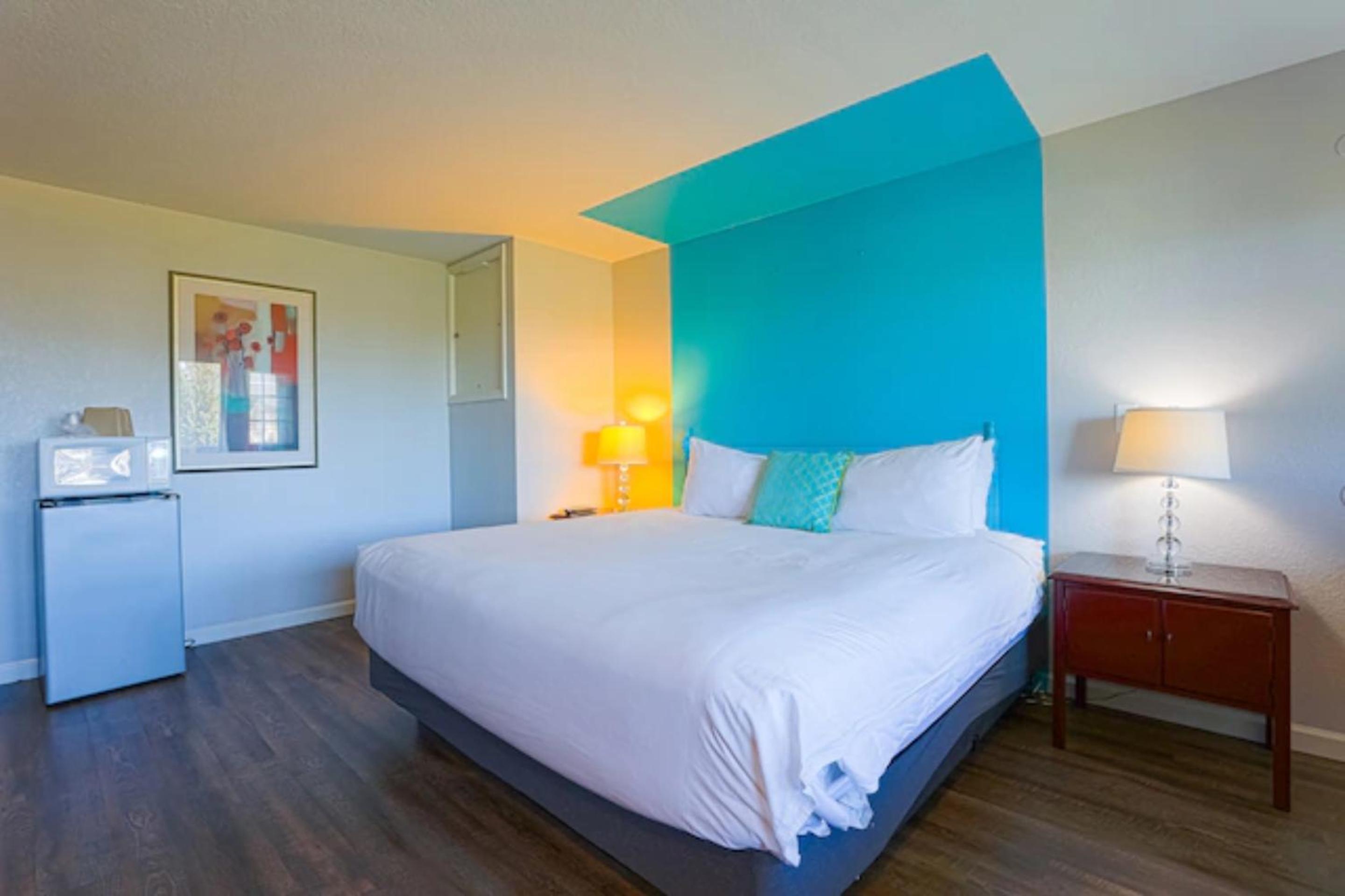 Two Queen Beds with Riverview & Balcony