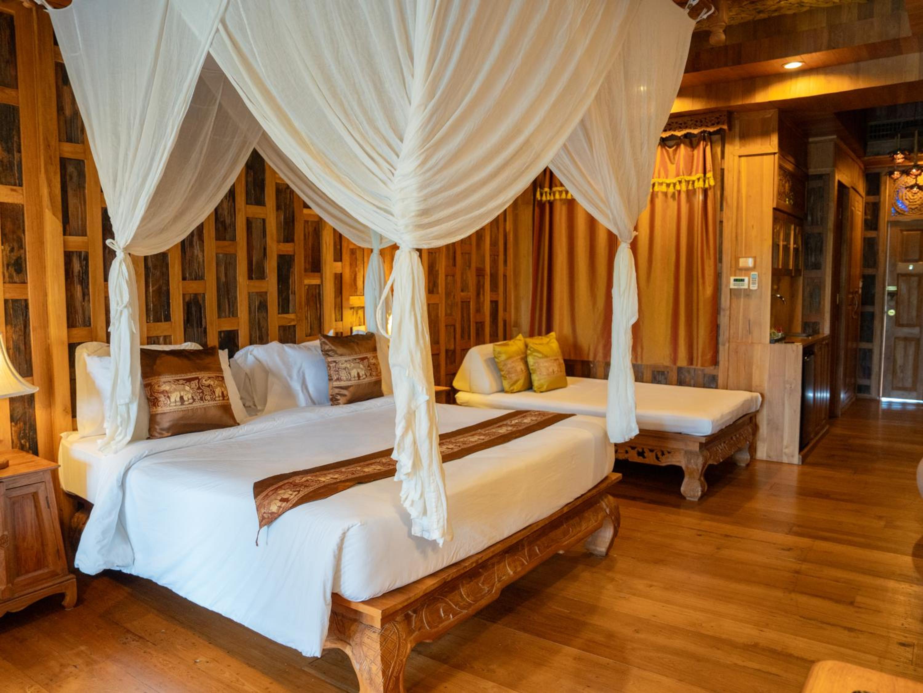 Pool Suite Plus - Free Dinner Set for 2 People