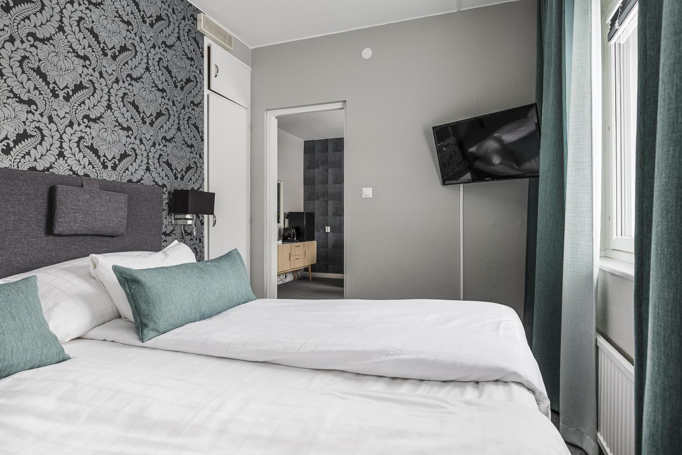 Family Room with One Queen Bed and Sofa Bed - Non-Smoking