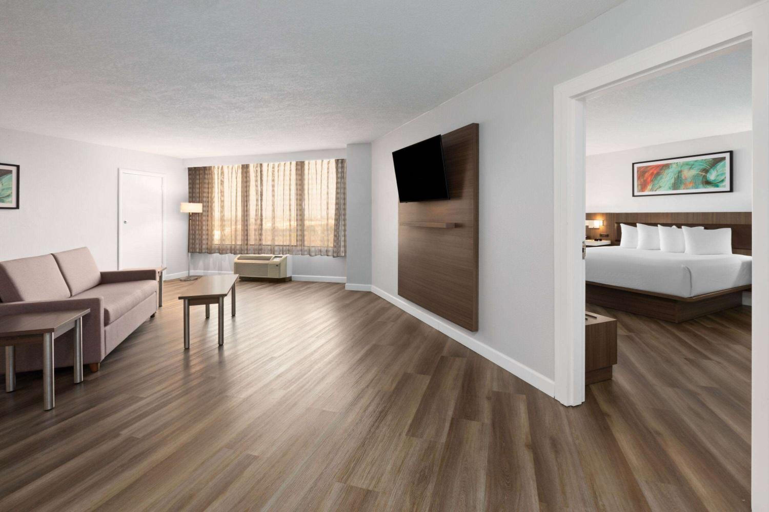 Deluxe Executive King Room - Non-Smoking