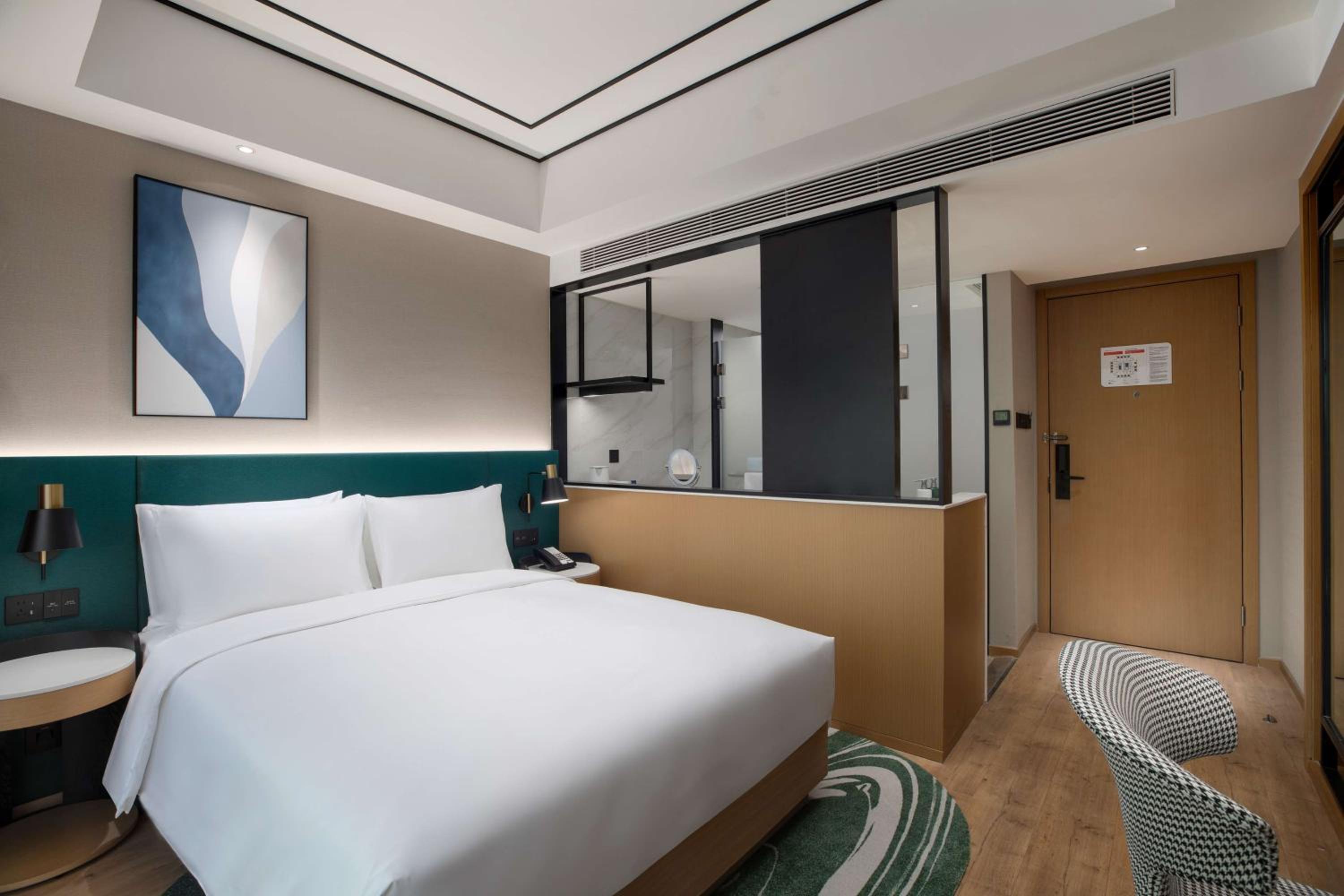 Queen Guest Room - Lake View