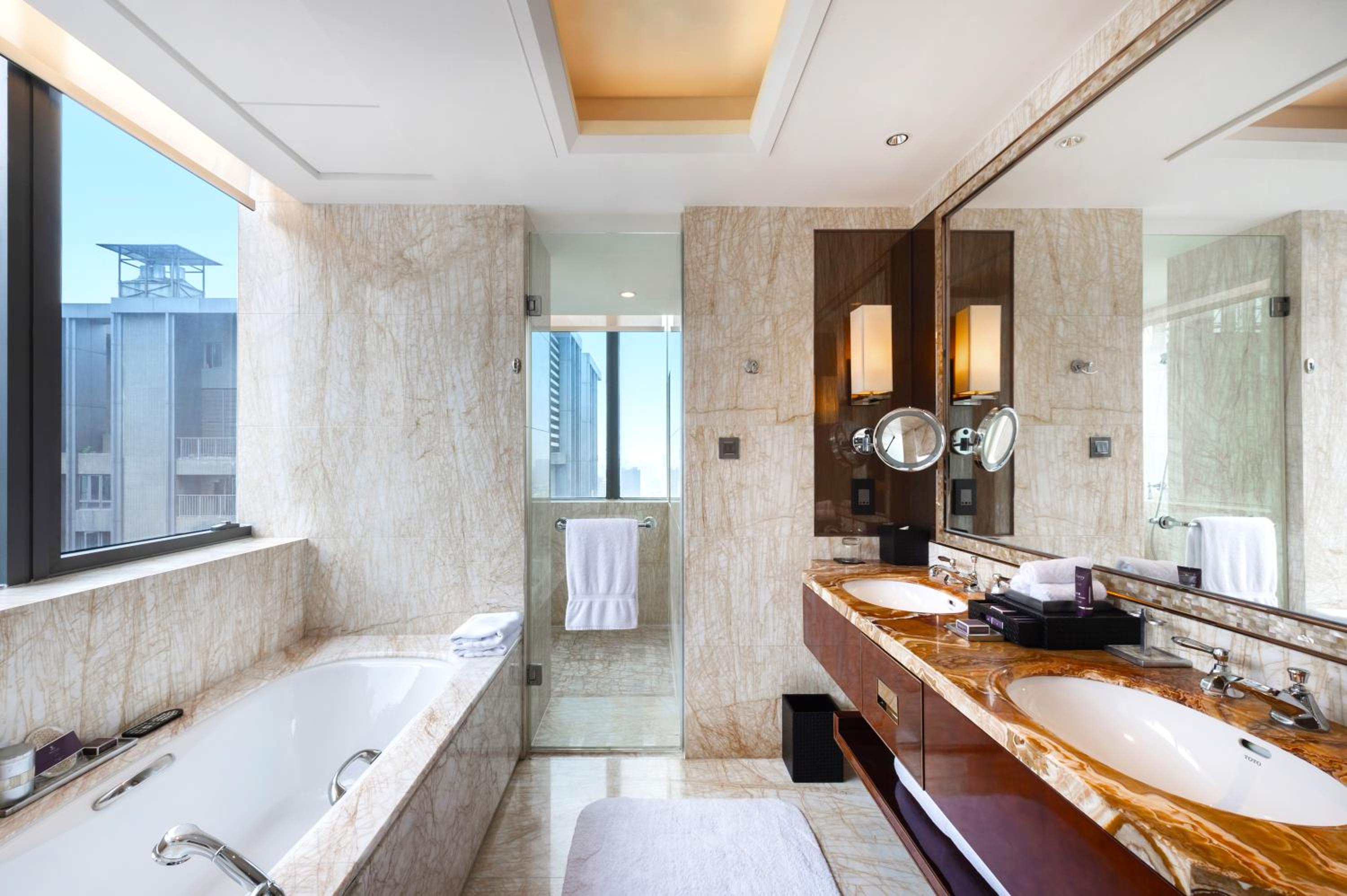 Large One-Bedroom King Suite 