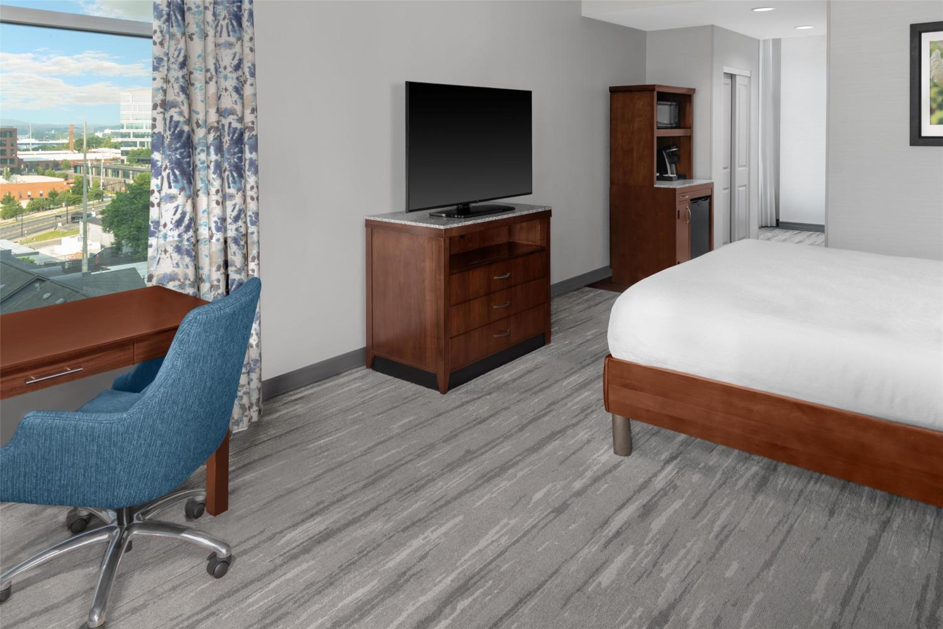 Corner King Room with City View