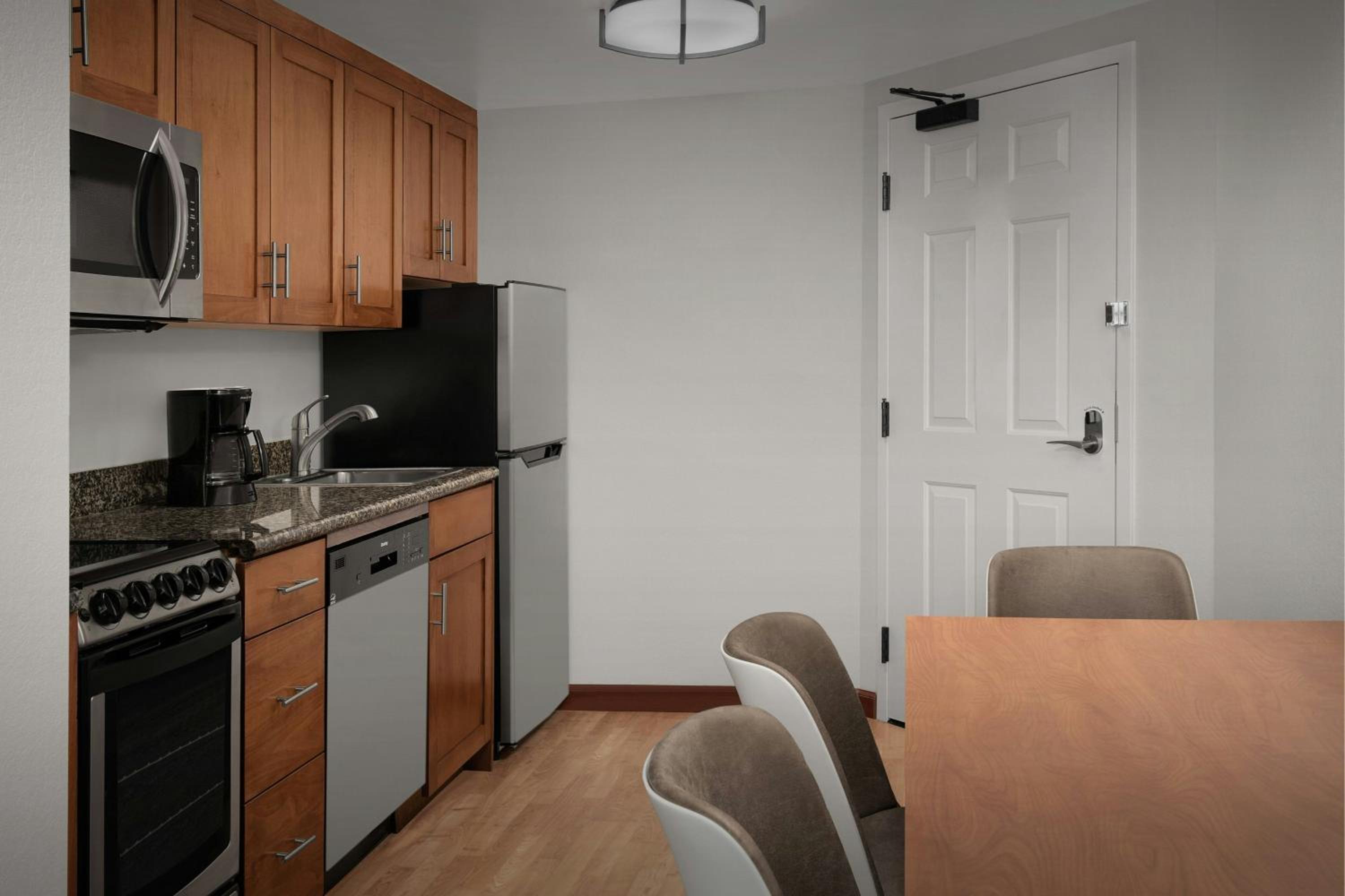 2 Bedroom Suite, Bedroom 1: 1 Queen, Bedroom 2: 1 Queen (Mobility Accessible w/ Tub)