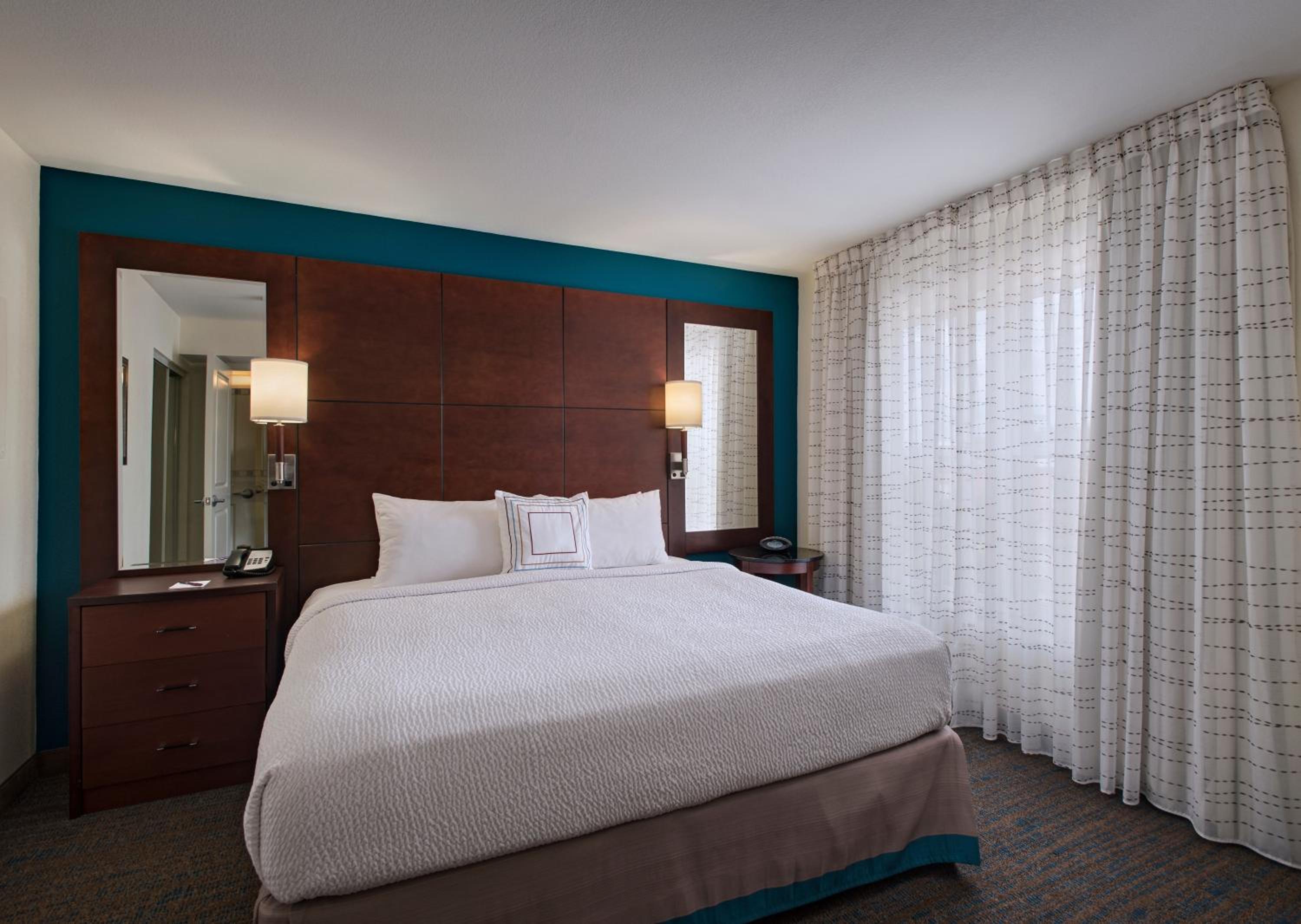 King Studio with Sofa Bed - Hearing Accessible