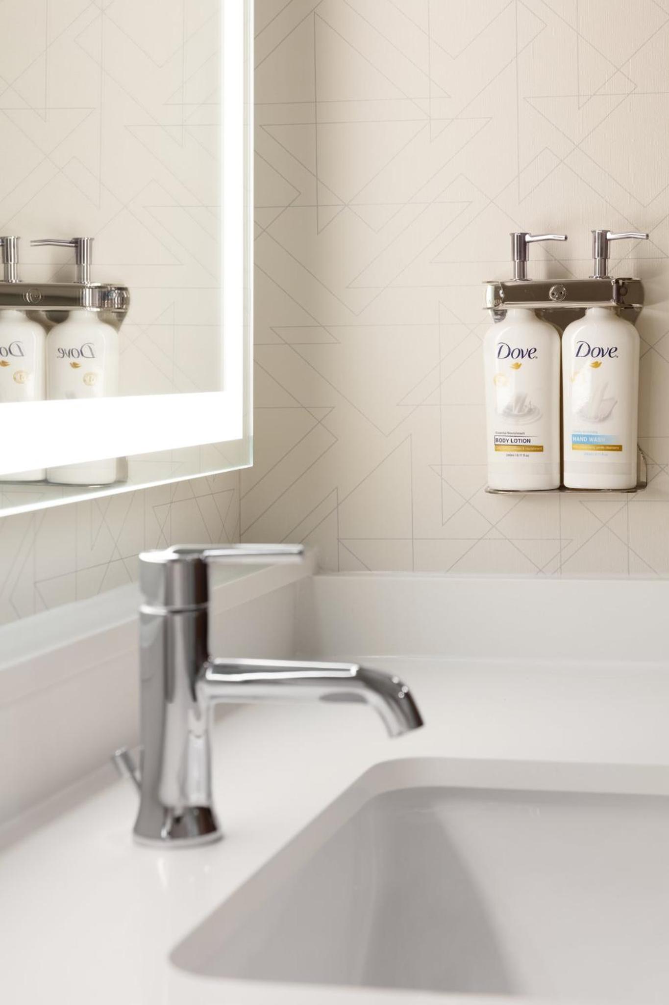 King Room - Mobility Access Tub - Non-Smoking