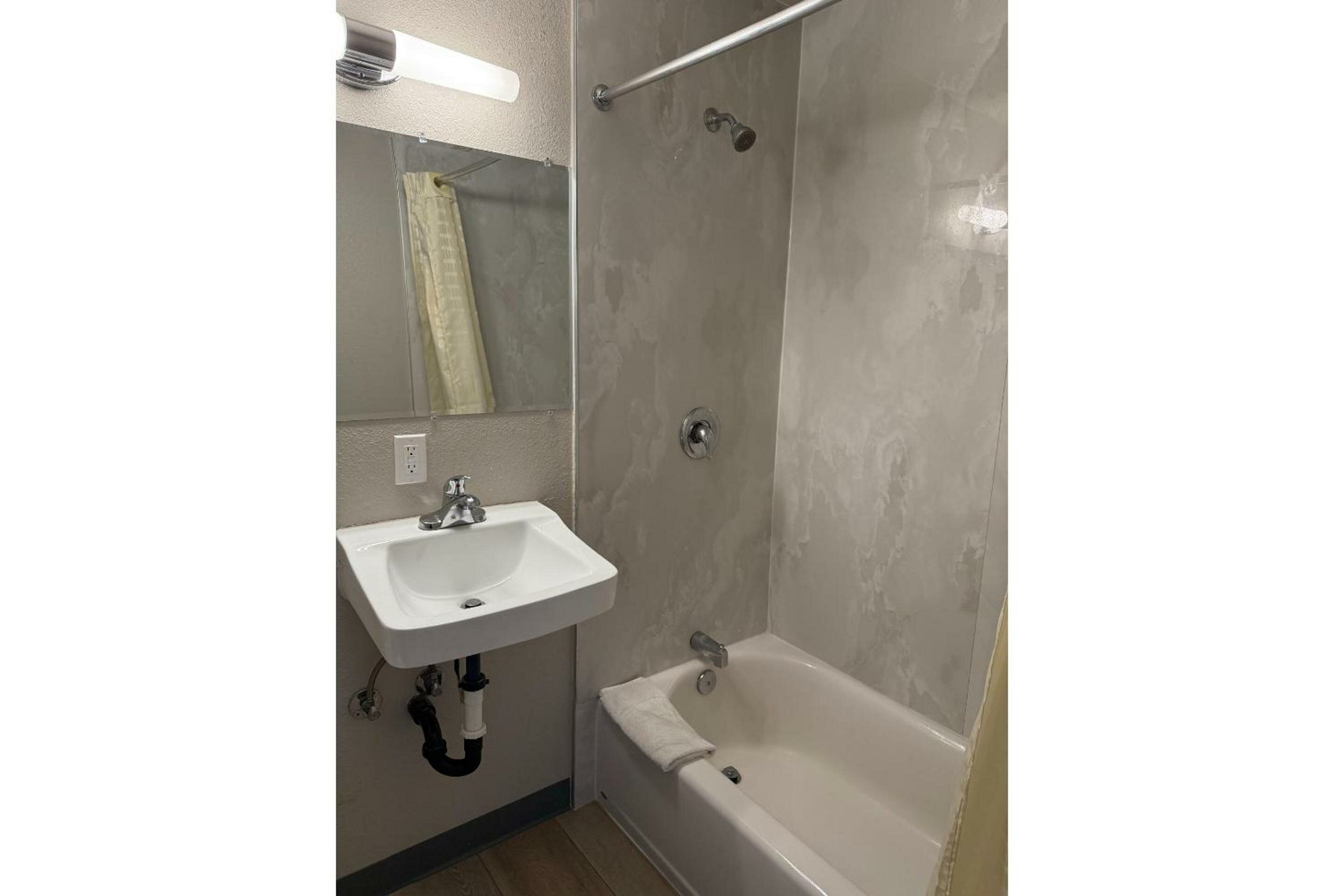 Suite - Queen Bed Non-Smoking