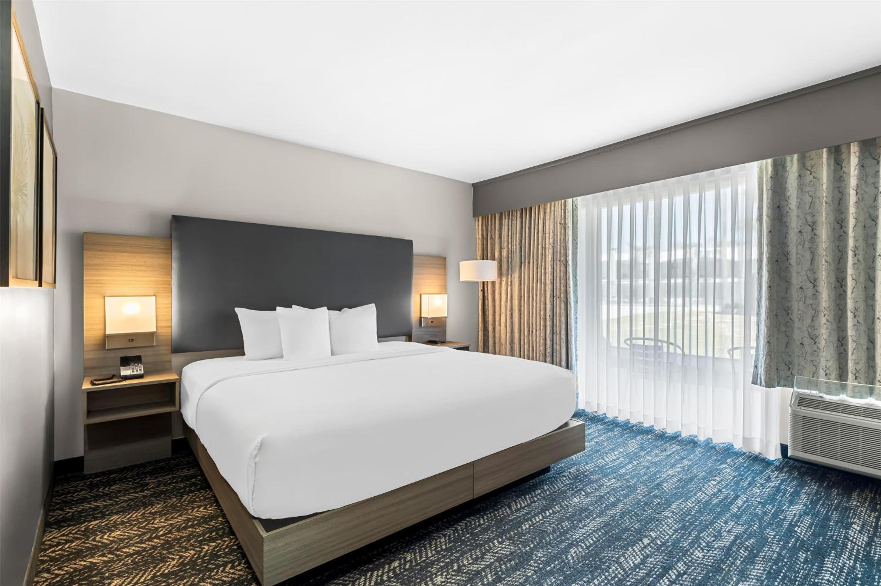 King Room with Mobility/Hearing Access and Roll-In Shower, Non-Smoking