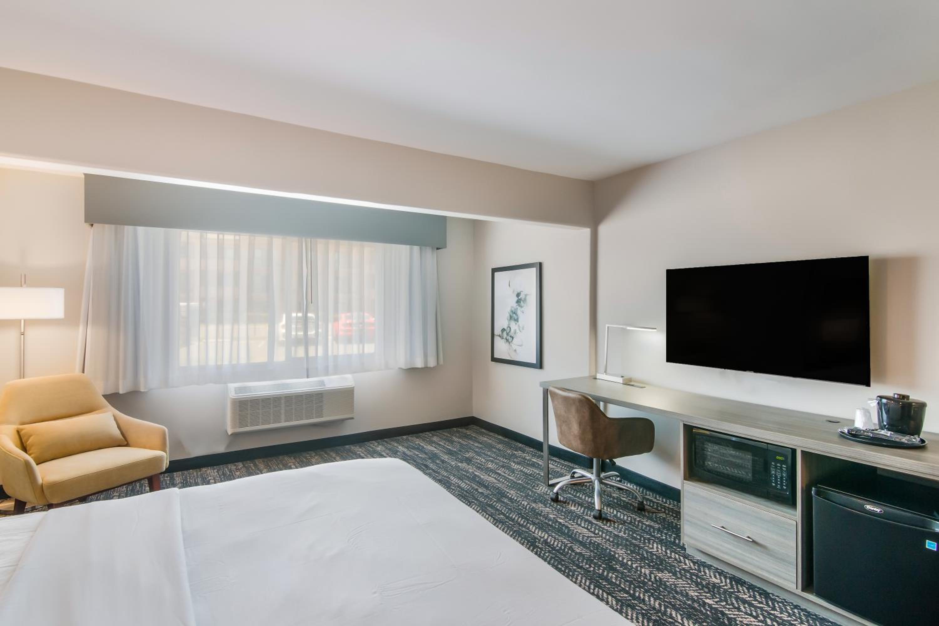 King Room with Mobility/Hearing Access and Roll-In Shower, Non-Smoking