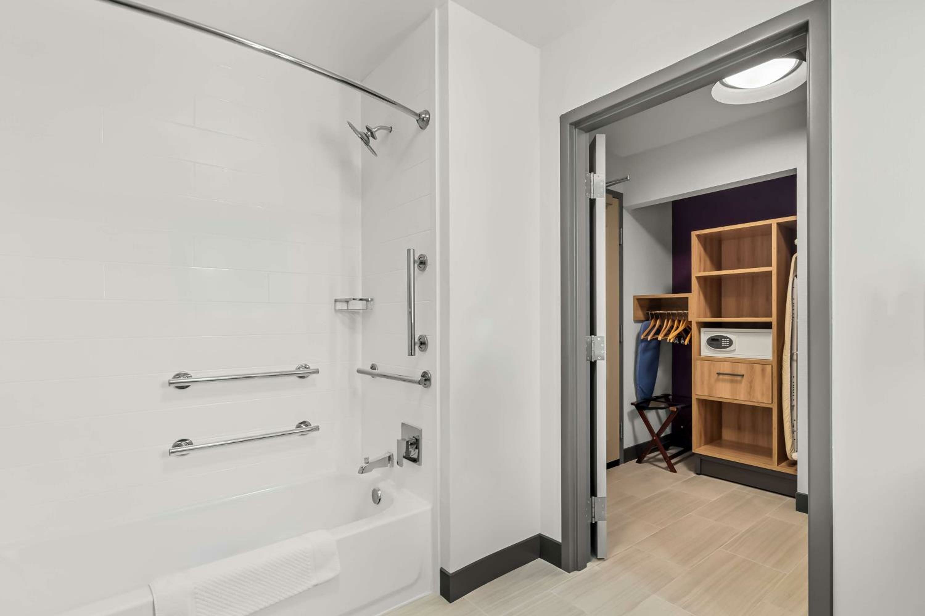 King Room with Bath Tub - Mobility Access