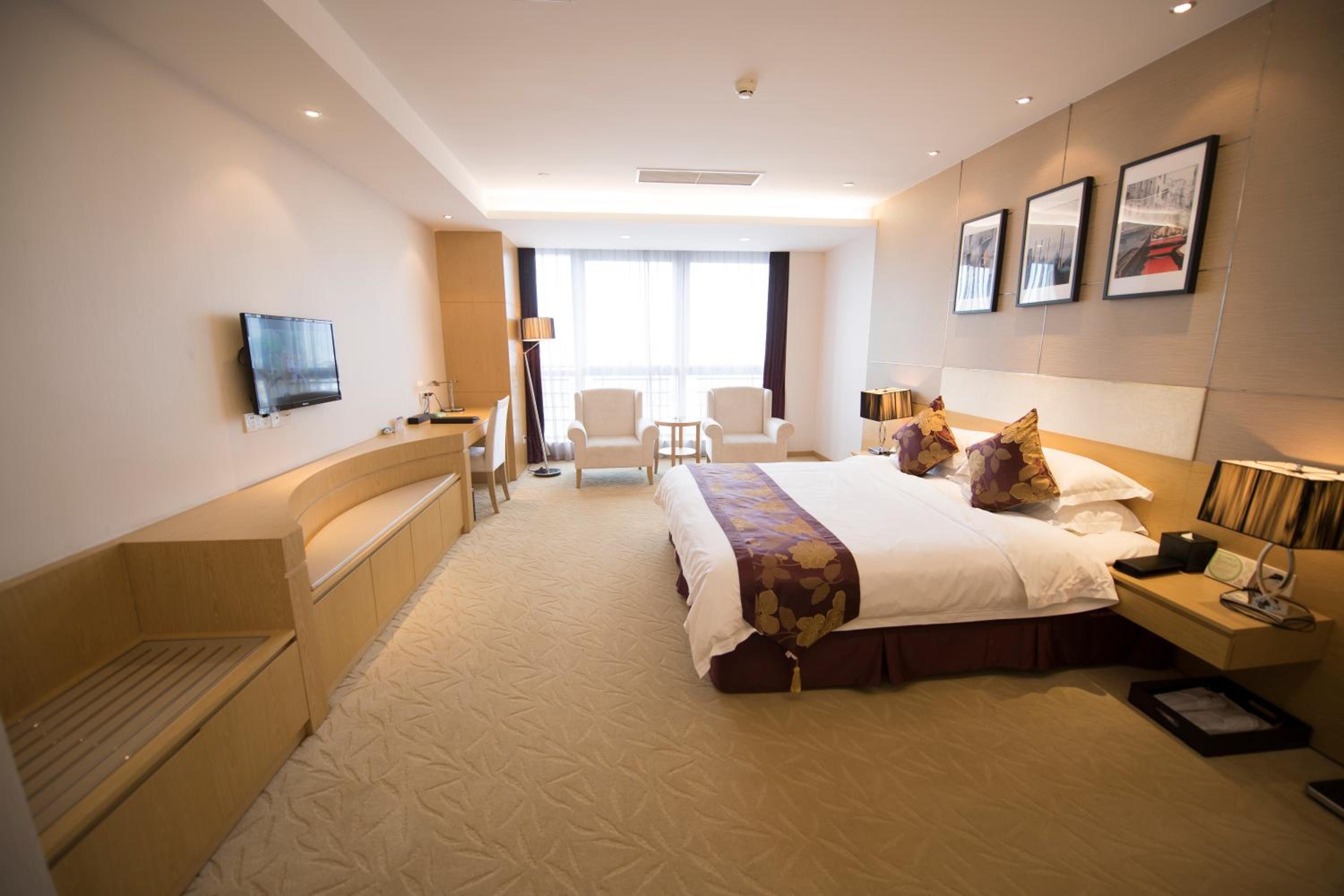 Deluxe Queen Room
