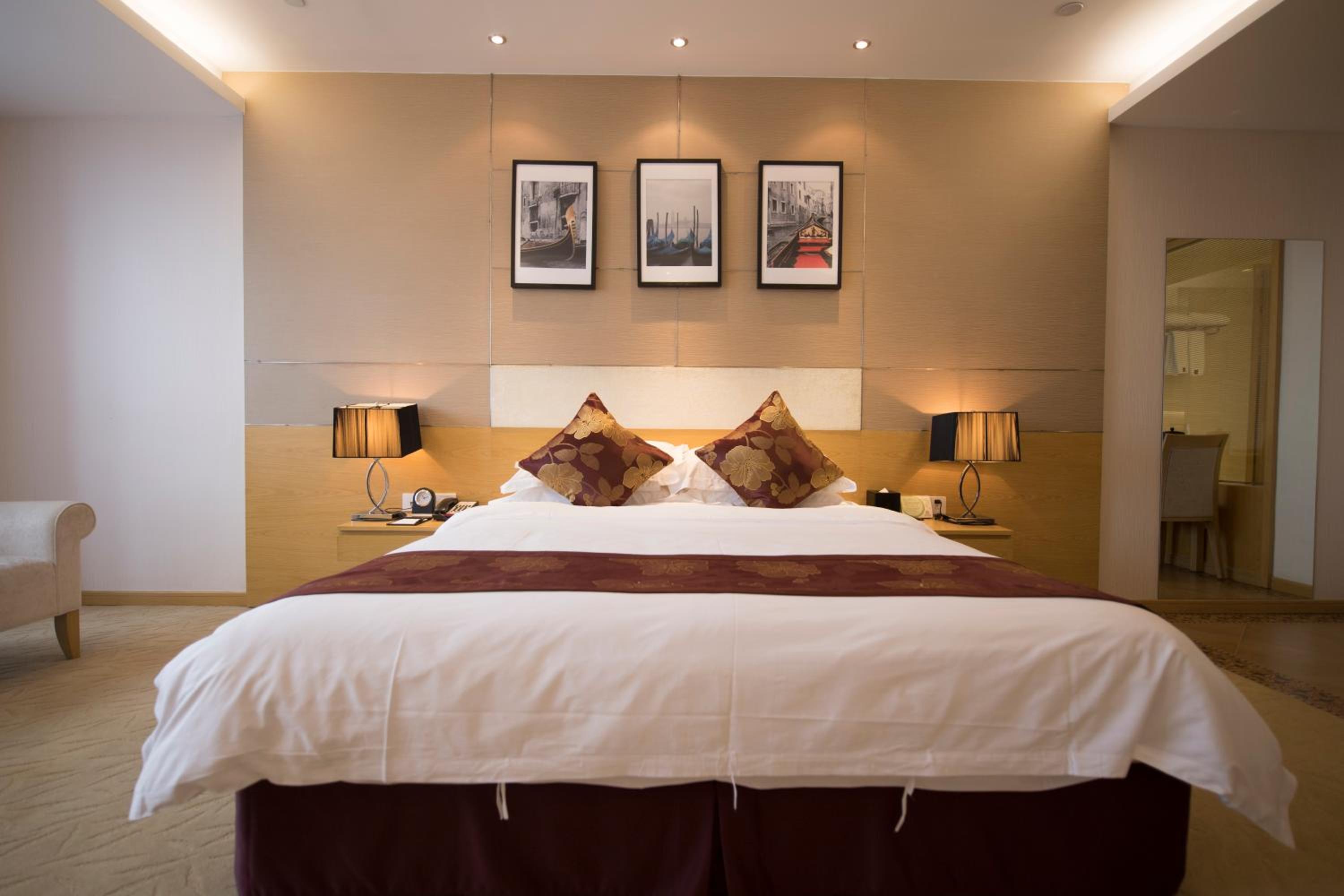 Deluxe Queen Room