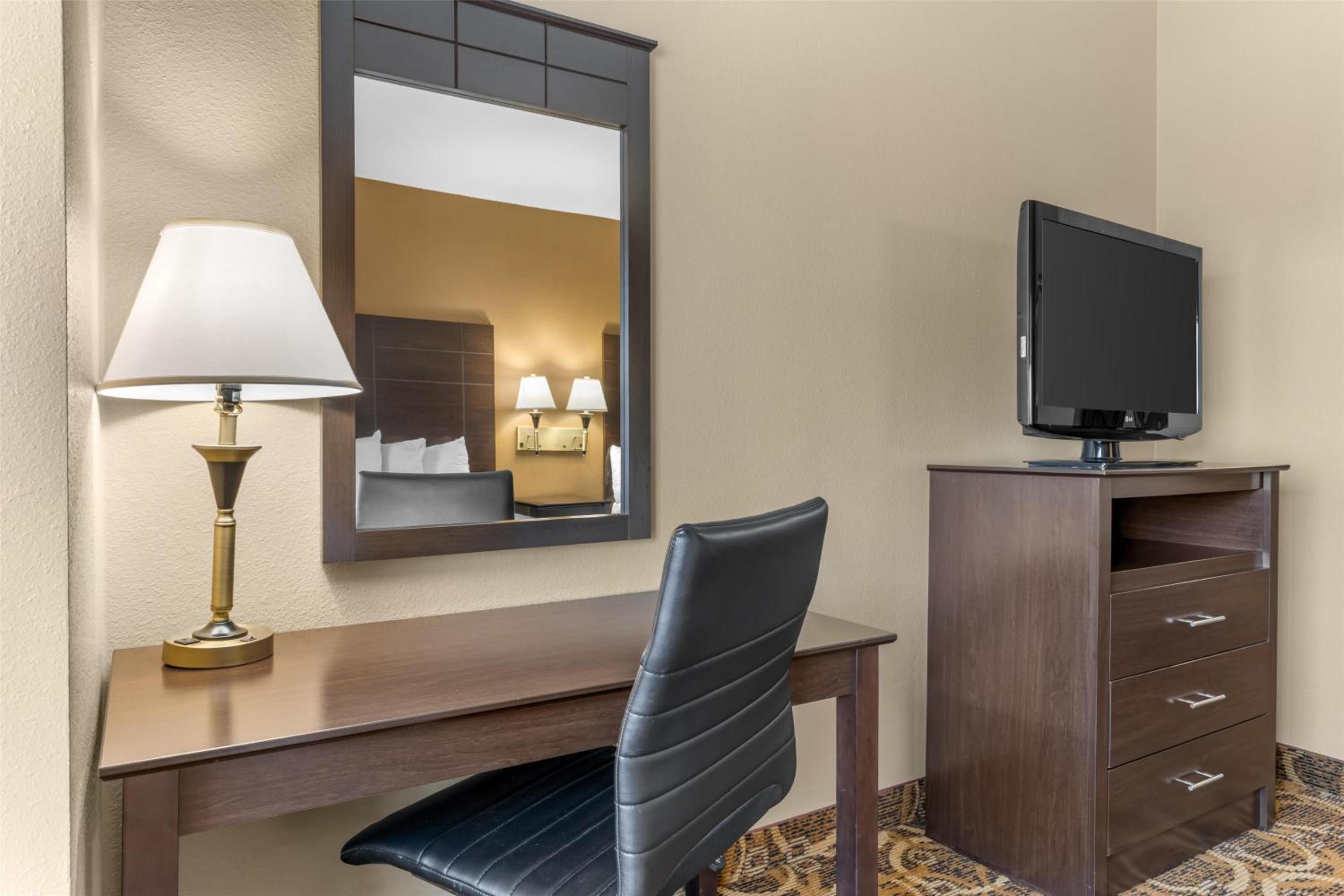 Queen Room with Two Queen Beds and Roll-In Shower - Mobility Accessible/Non-Smoking