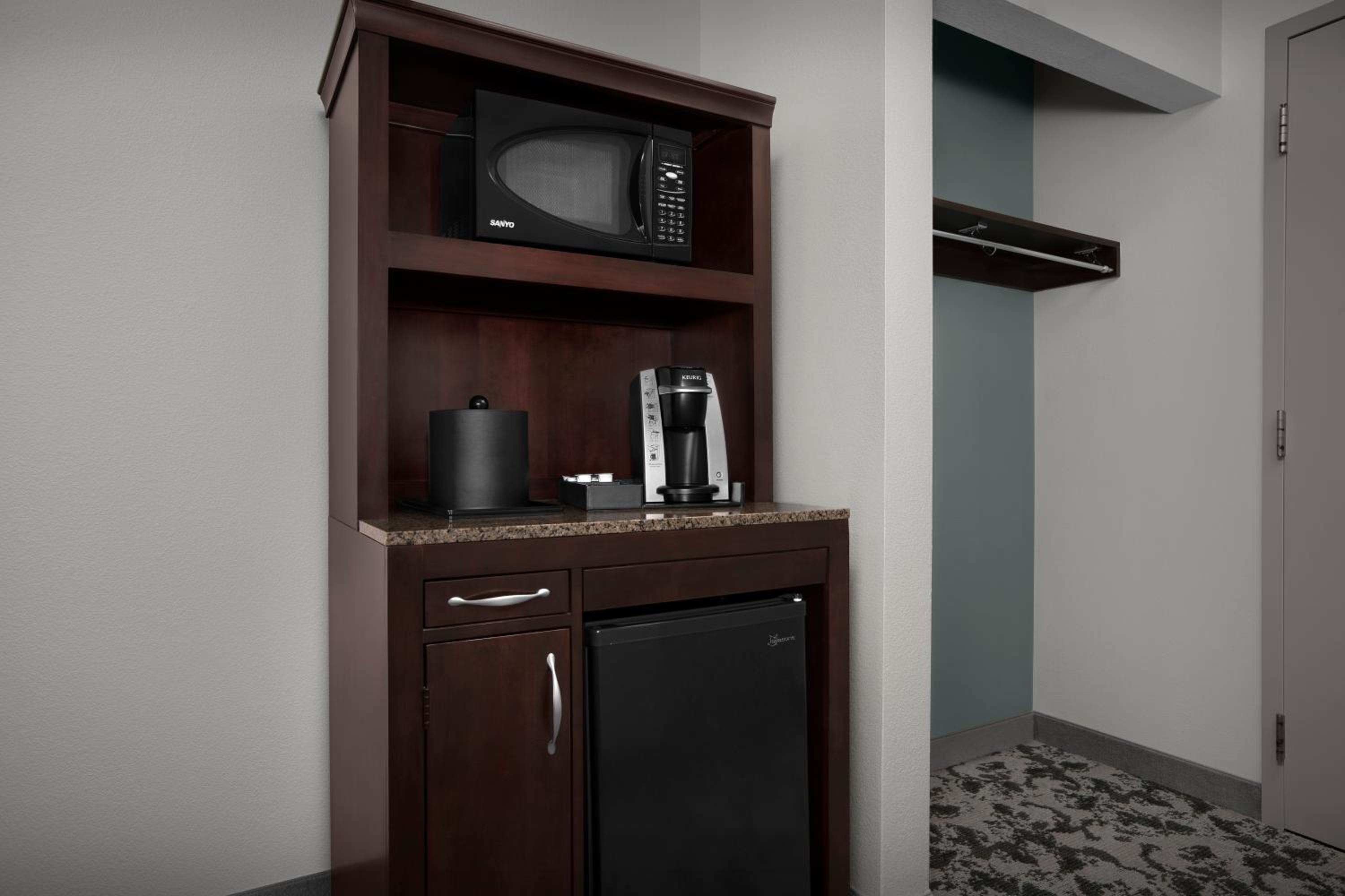 King Room with Transfer Shower - Mobility Accessible