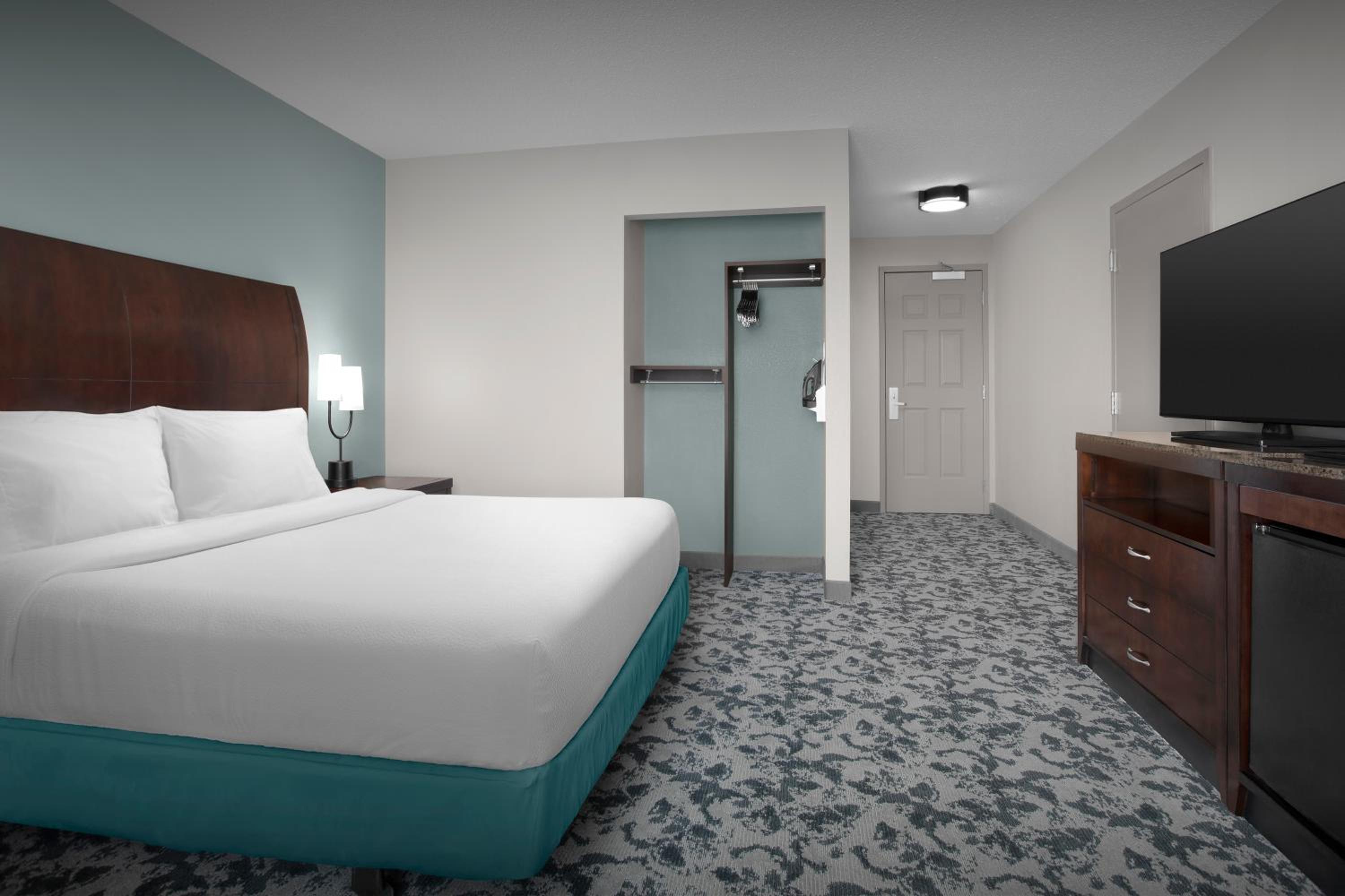 King Room with Transfer Shower - Mobility Accessible