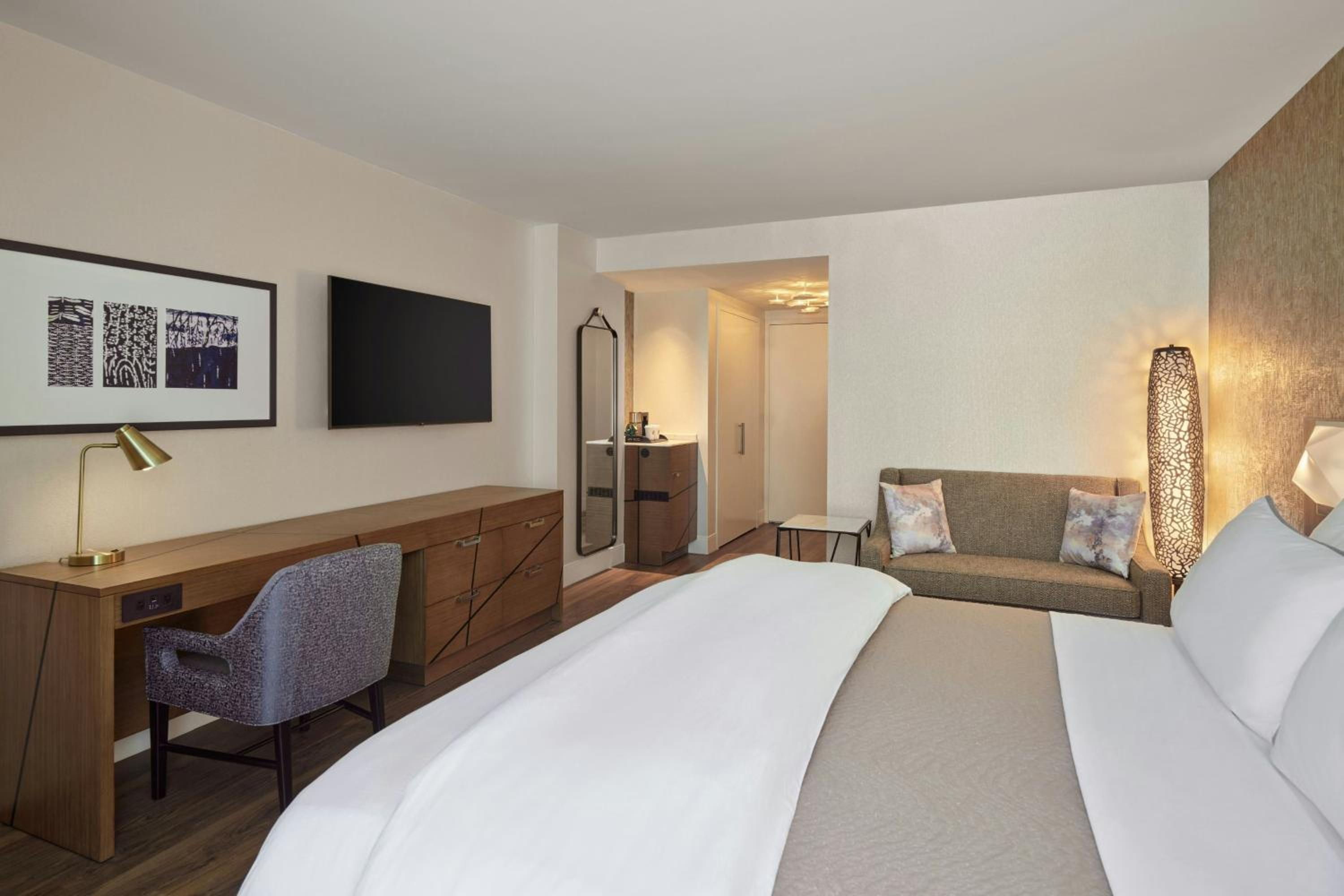 King Room with Adapted Tub - Mobility and Hearing Accessible