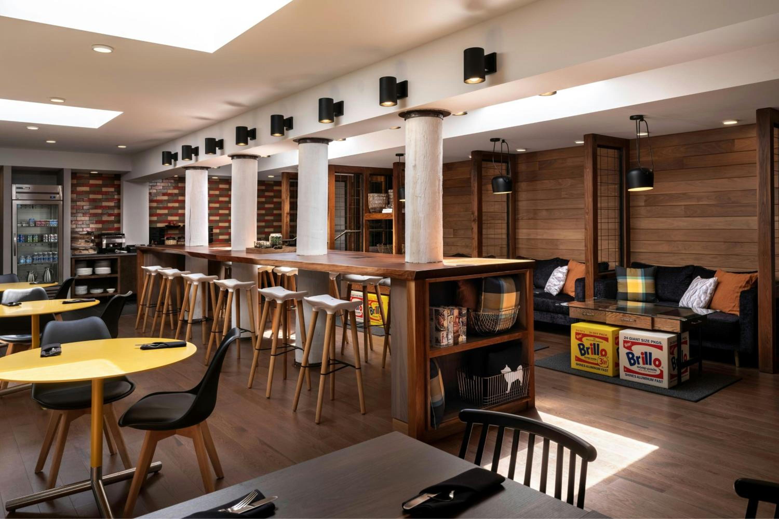 Club lounge access, Guest room, 1 King, Sofa bed (Mobility &amp; Hearing Accessible w/ Roll-in Shower)