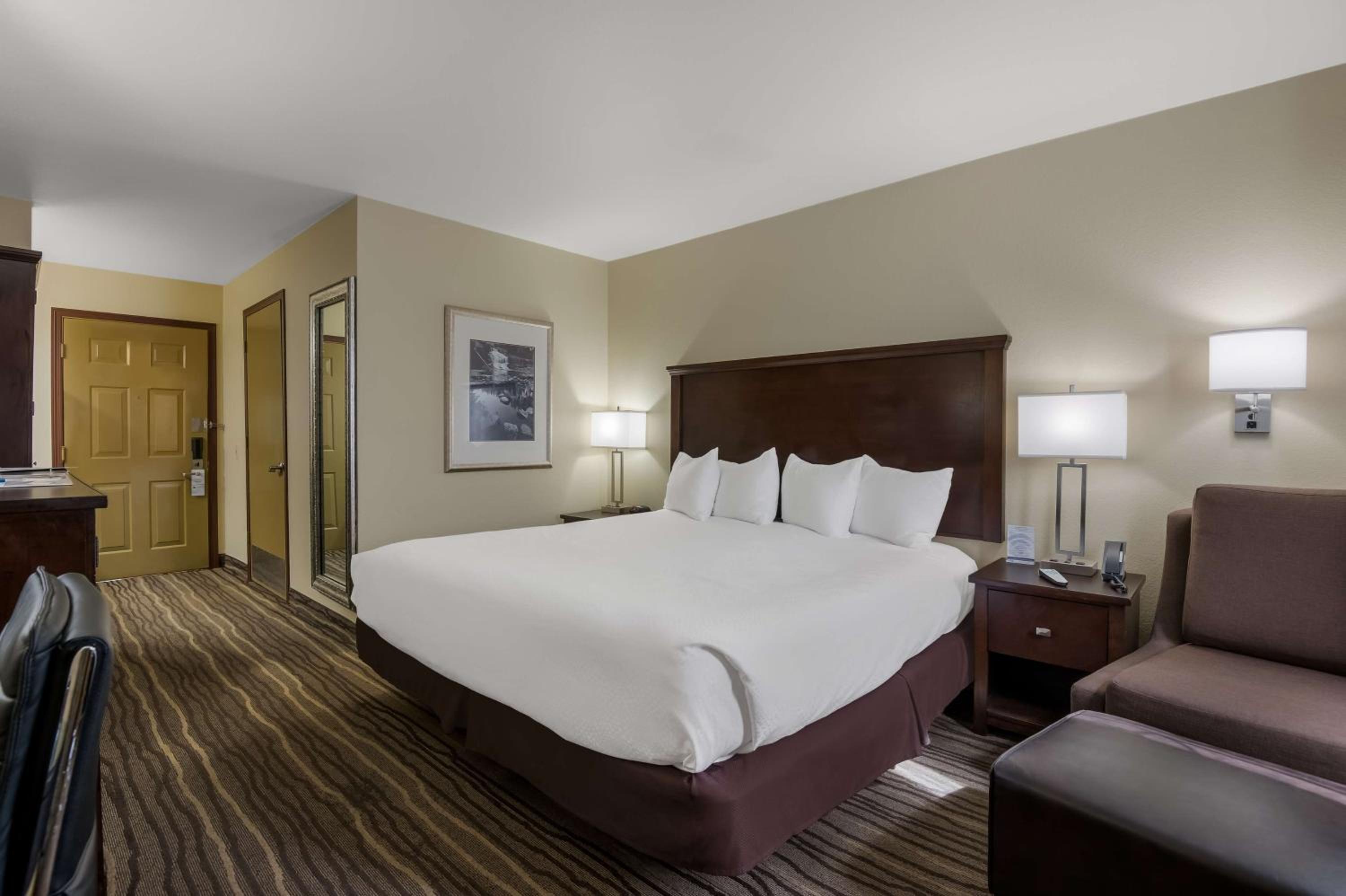 King Room with Roll-in Shower - Disability Access/Non-Smoking