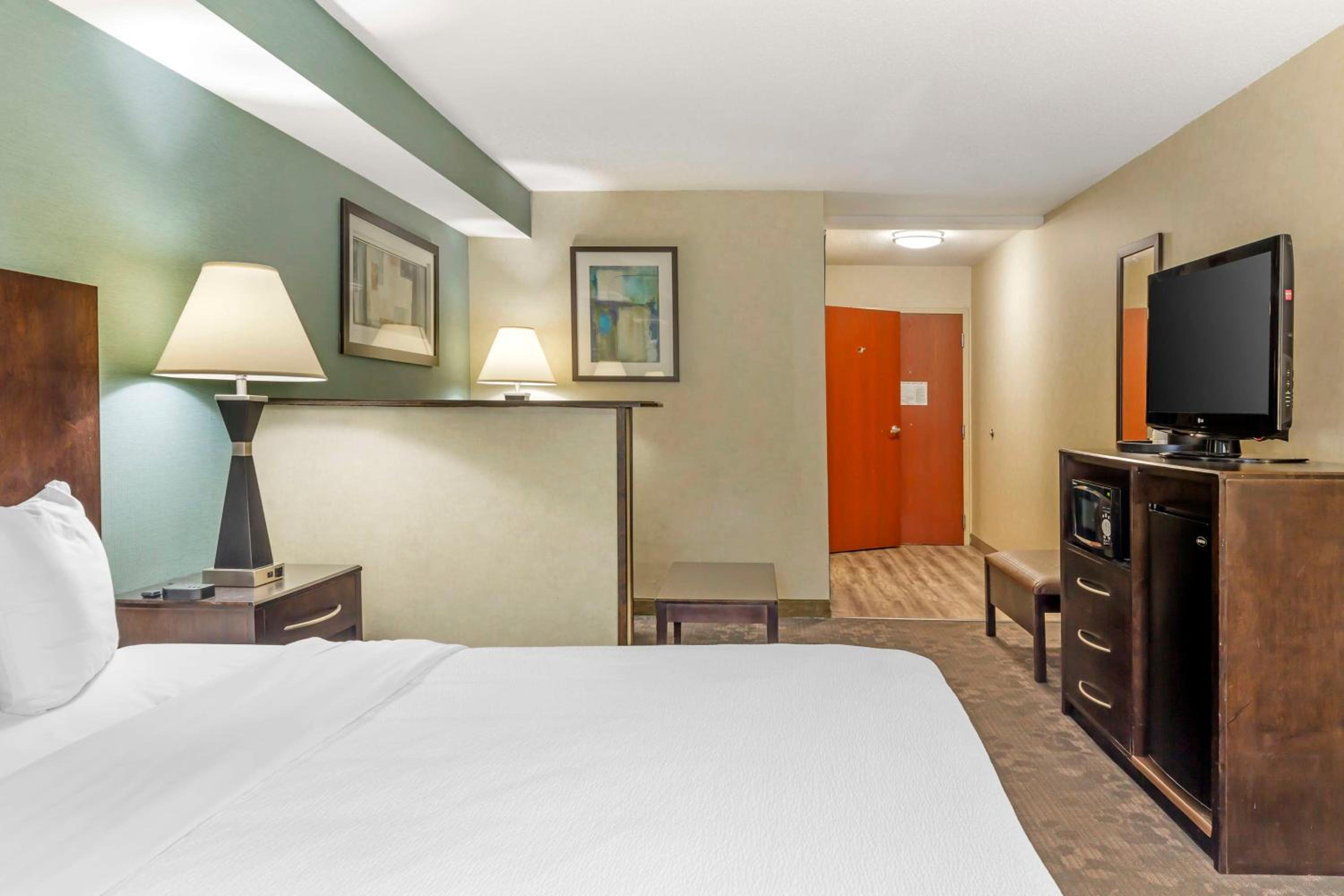 King Suite with Bath Tub and Sofa Bed - Disability/Non-Smoking