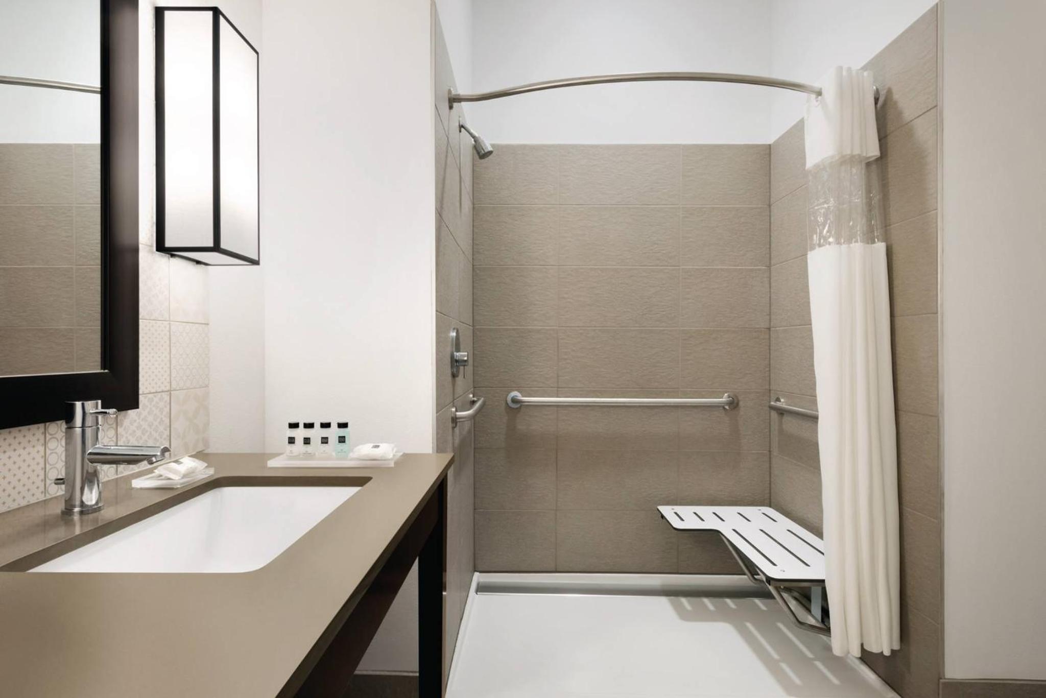 King Room with Roll-In Shower - Disability Access/Non Smoking