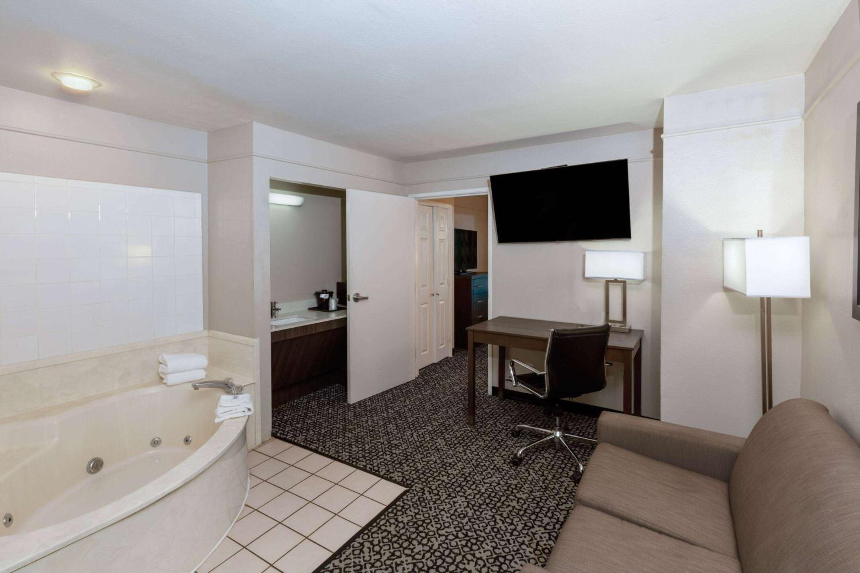 King Suite with Jetted Suite - Mobility/Hearing Accessible/Non-Smoking