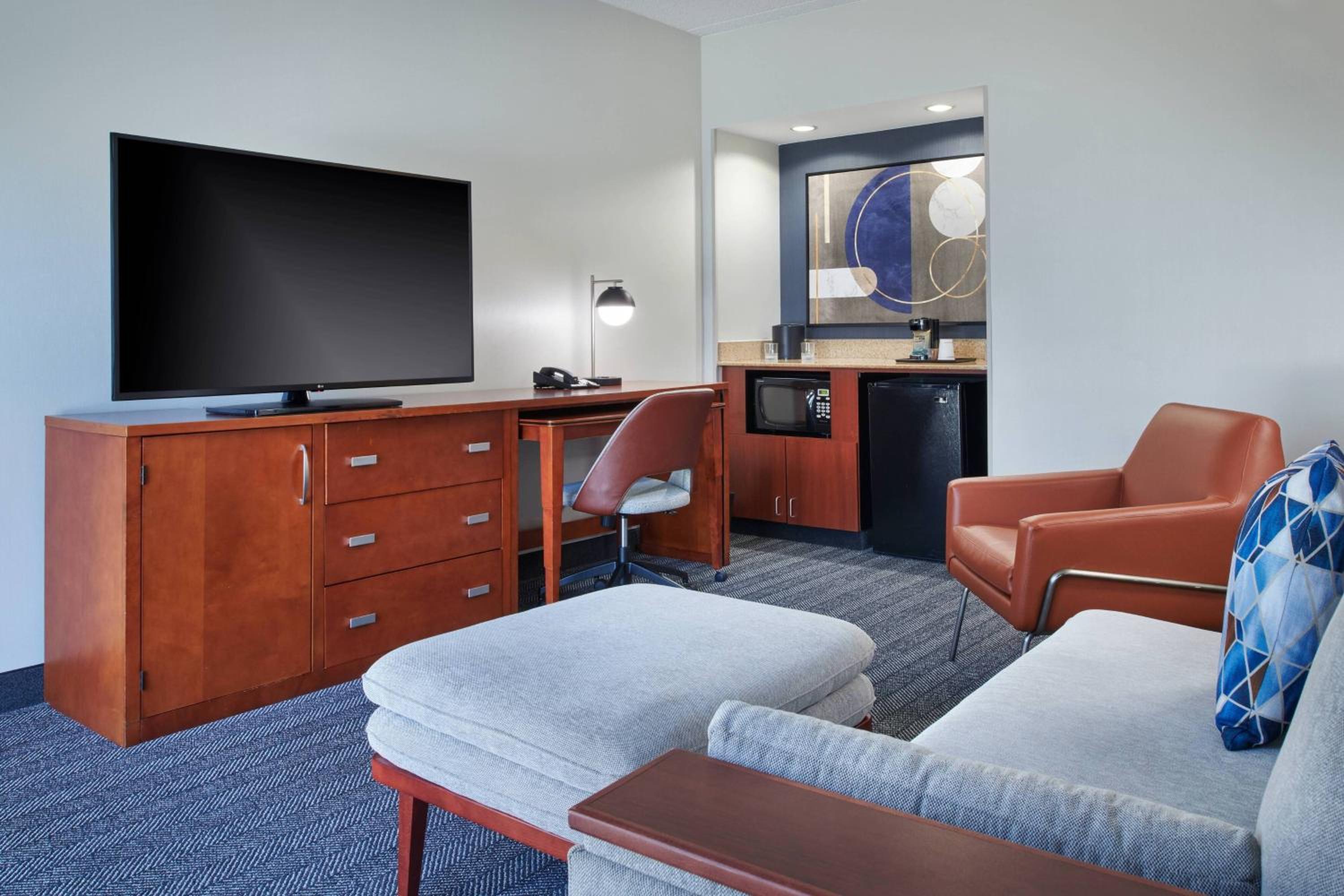 1 Bedroom 2 room Suite, 1 King, Sofa bed