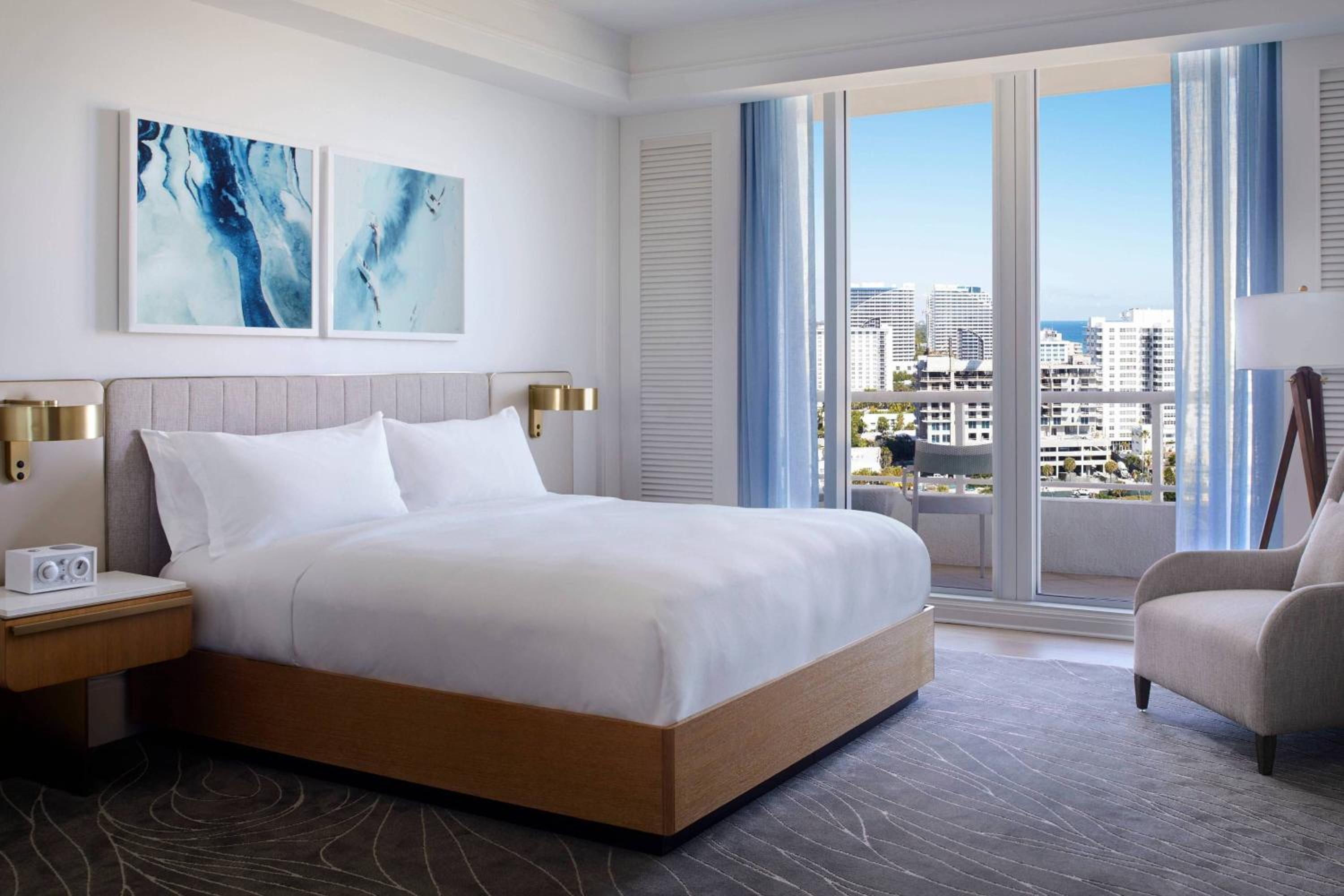 King Room with Sofa-Bed - Club Lounge Access