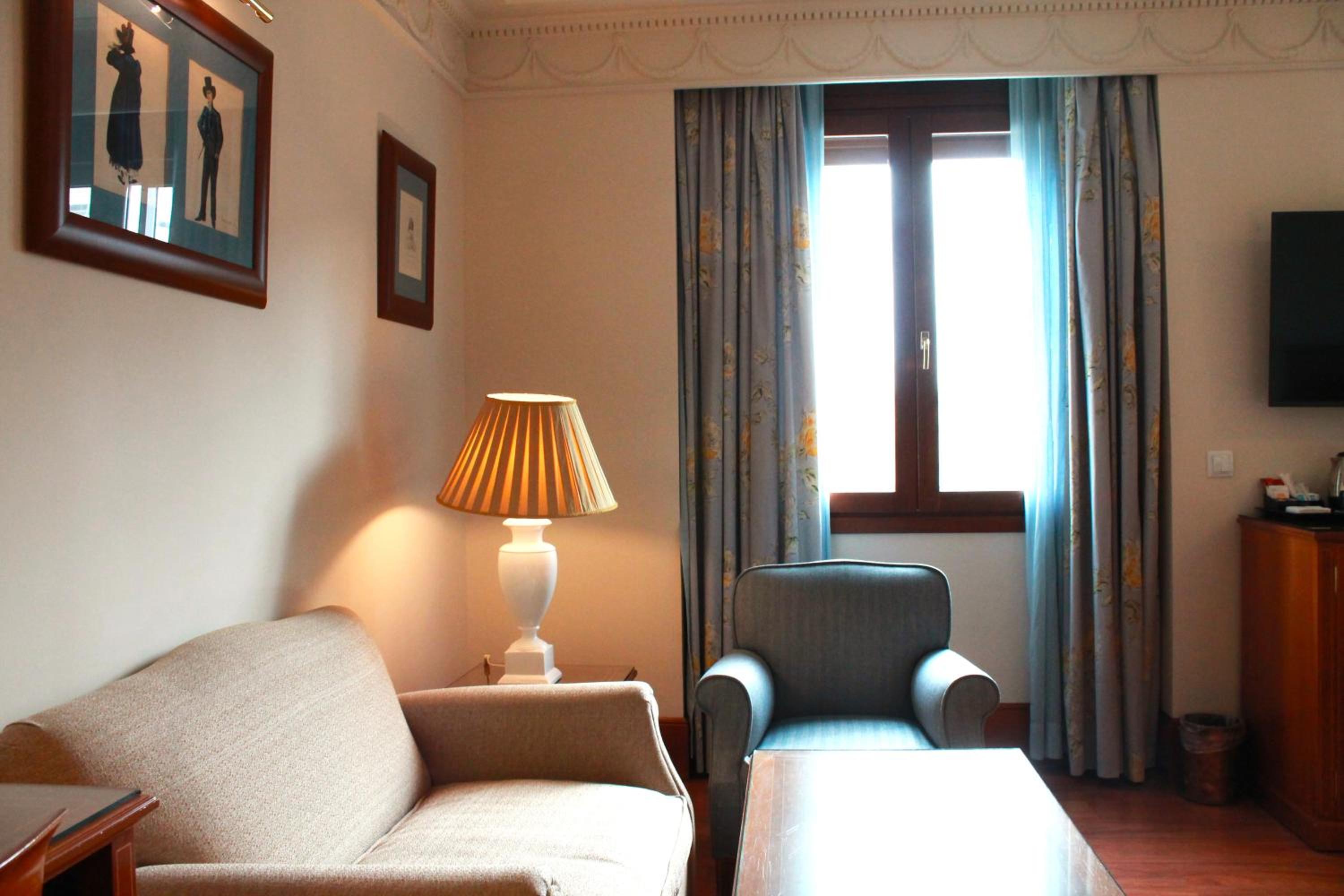 Deluxe Double or Twin Room with City View