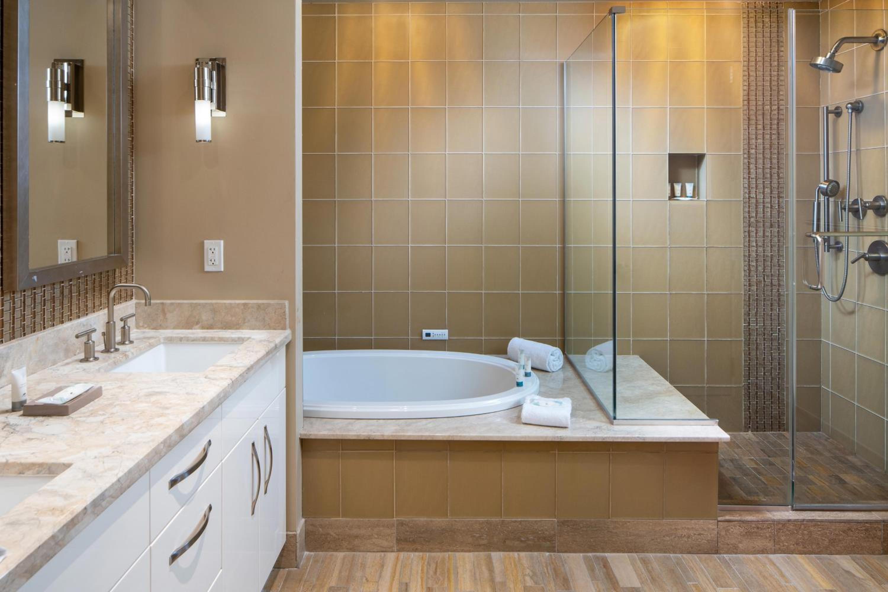 Skyline One-Bedroom Apartment with One King Bed and Balcony