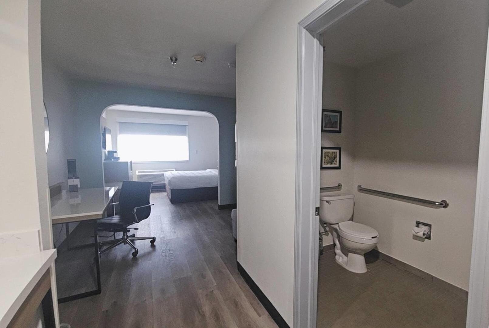 Queen Room with Roll-In Shower - Mobility/Hearing Accessible/Non-Smoking