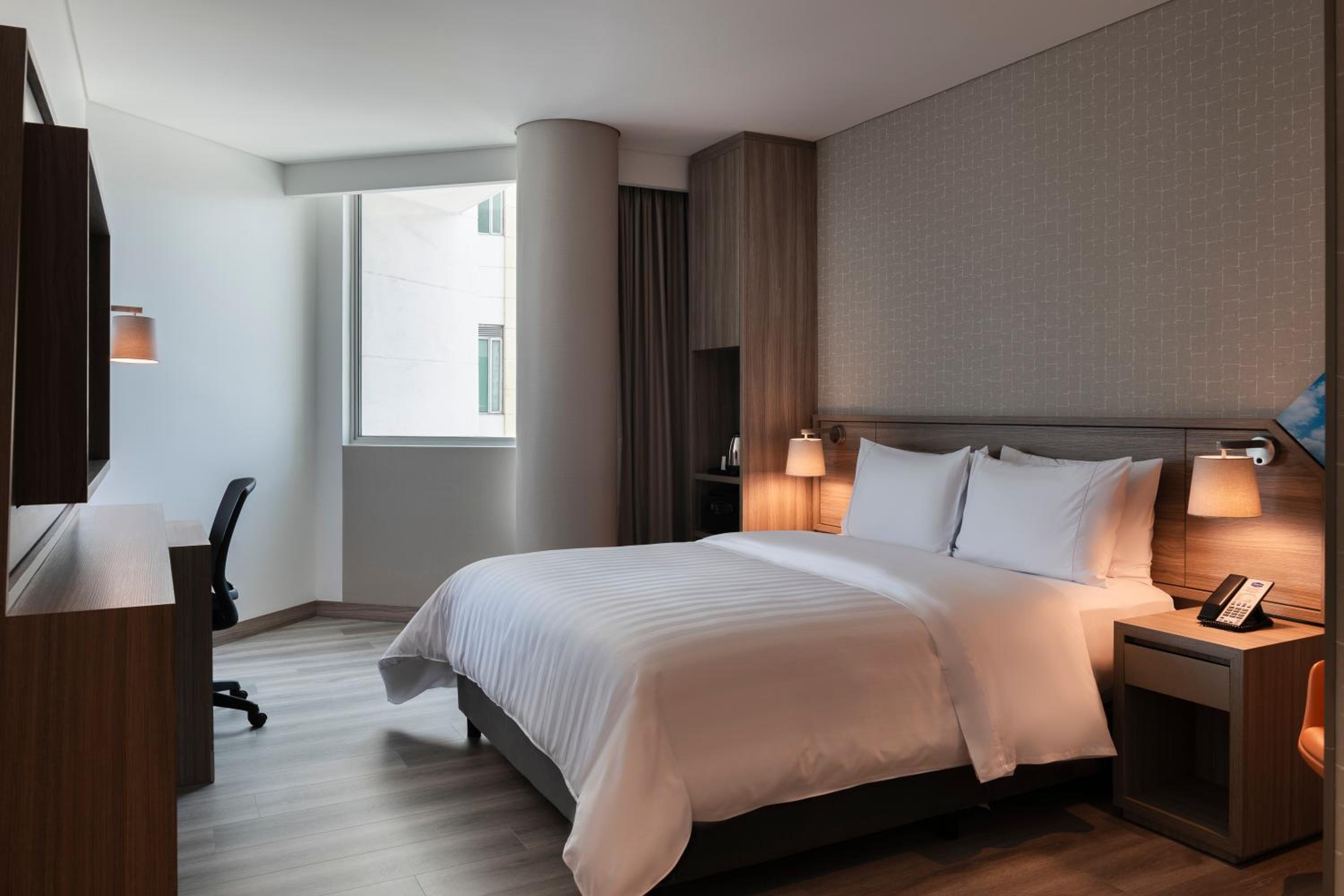 Queen Room with Roll-In Shower - Mobility Access/Non-Smoking