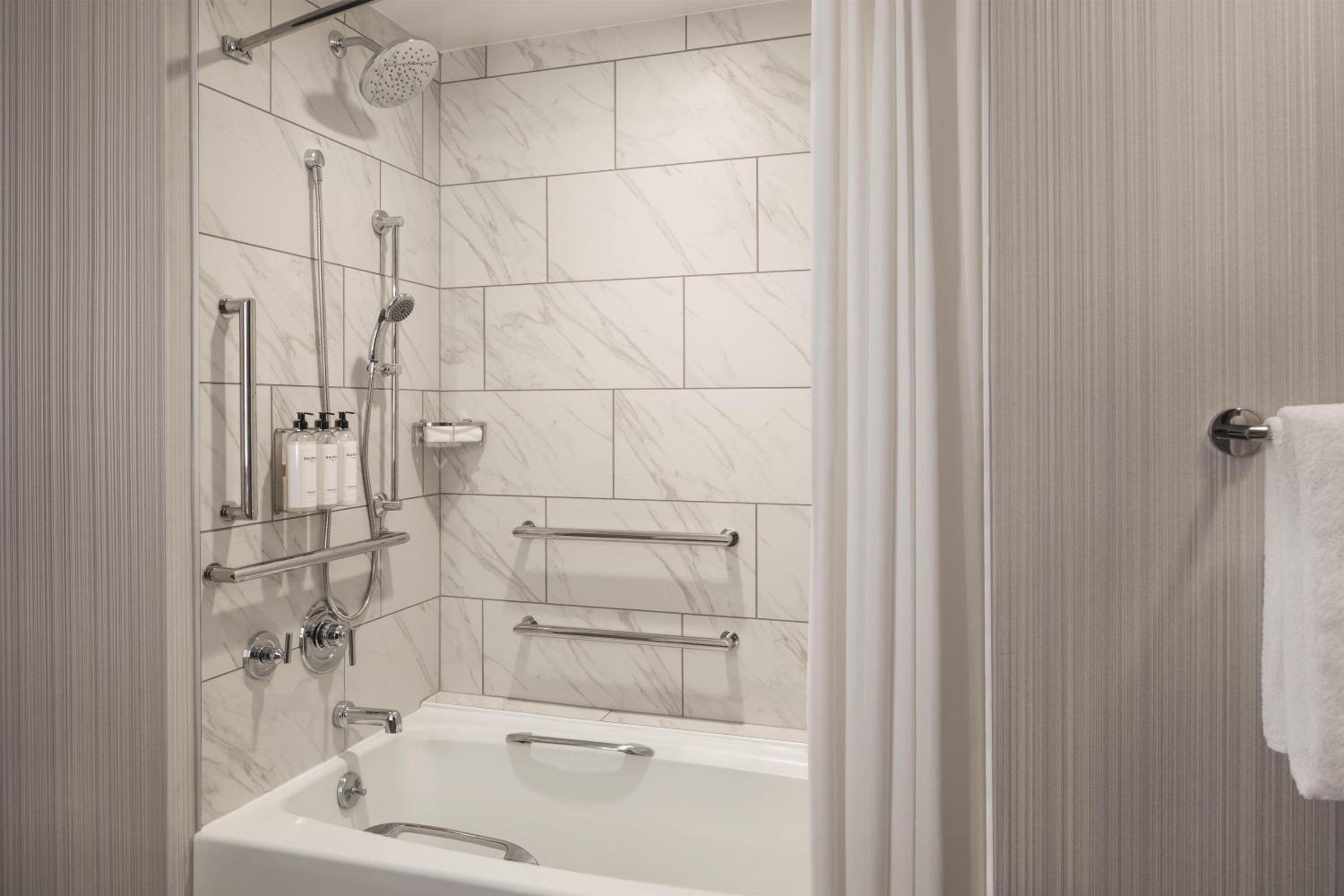 King Room with Bath Tub - Mobility Accessible