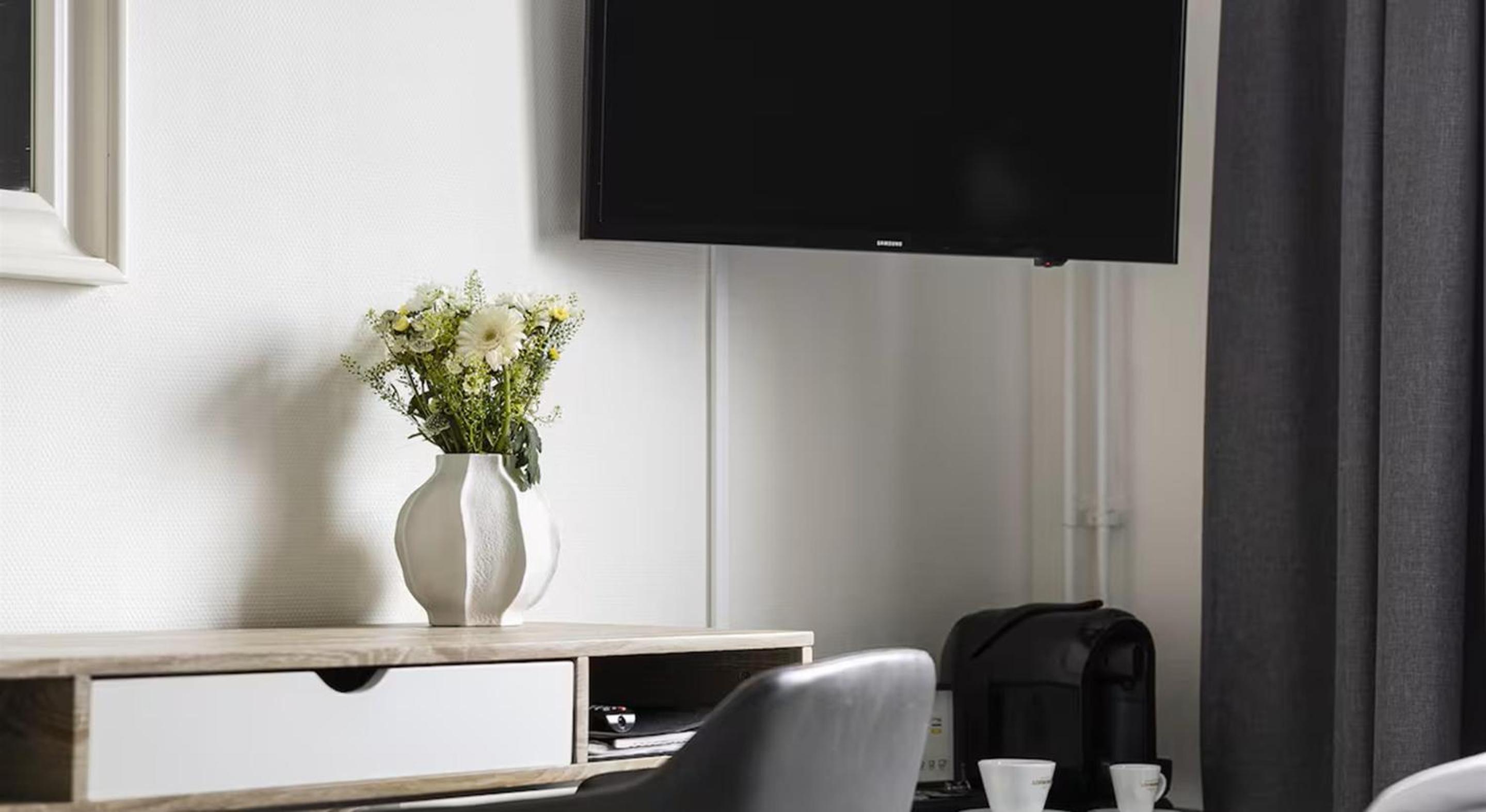 Standard Queen Room - Non-Smoking