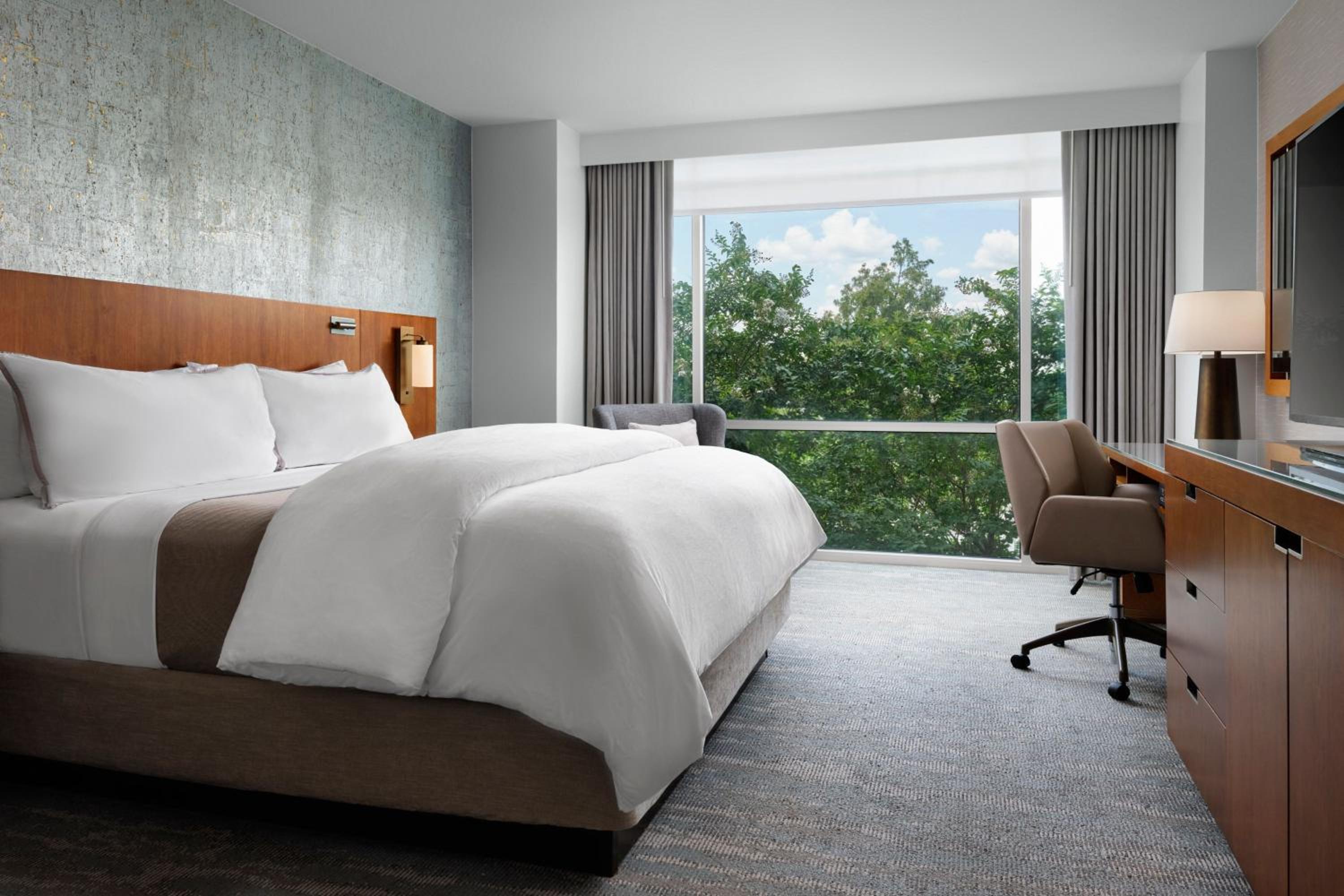 Traditional King Room - Hearing Accessible