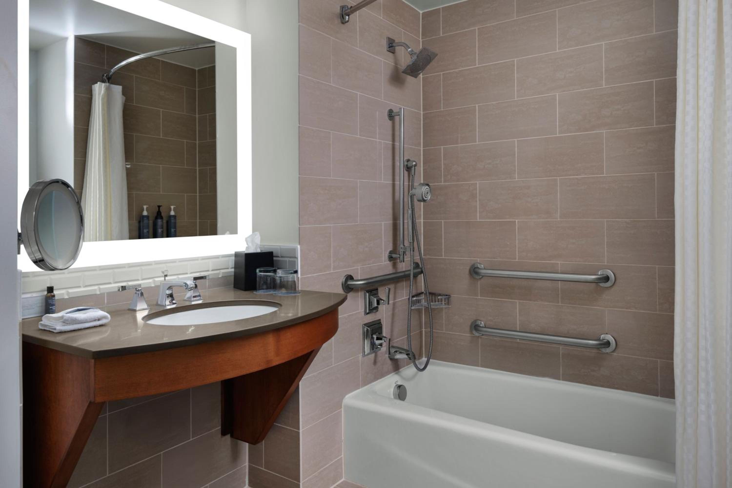 Deluxe Queen Room with Tub - Mobility/Hearing Accessible