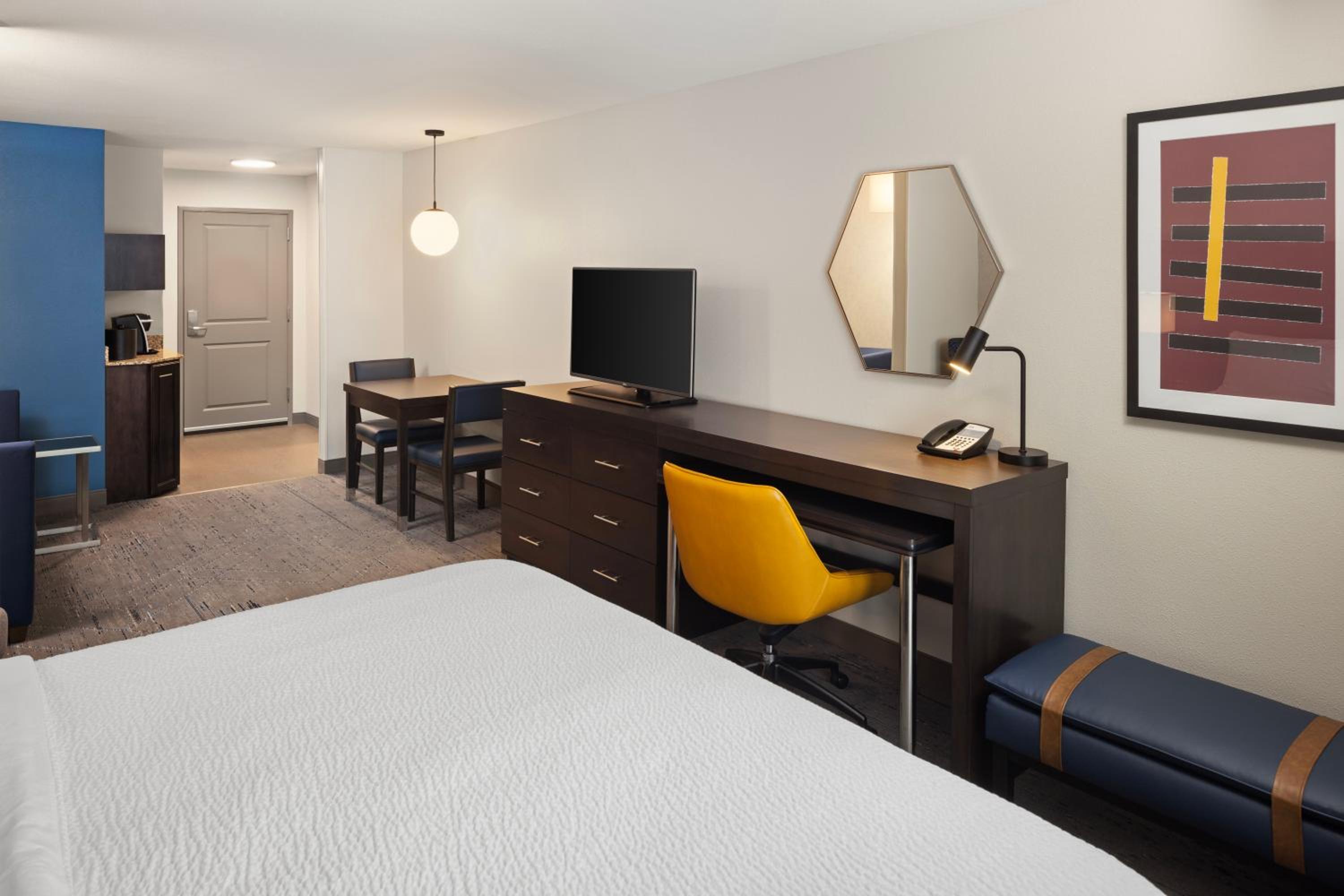 King Suite with Bath Tub - Disability Access