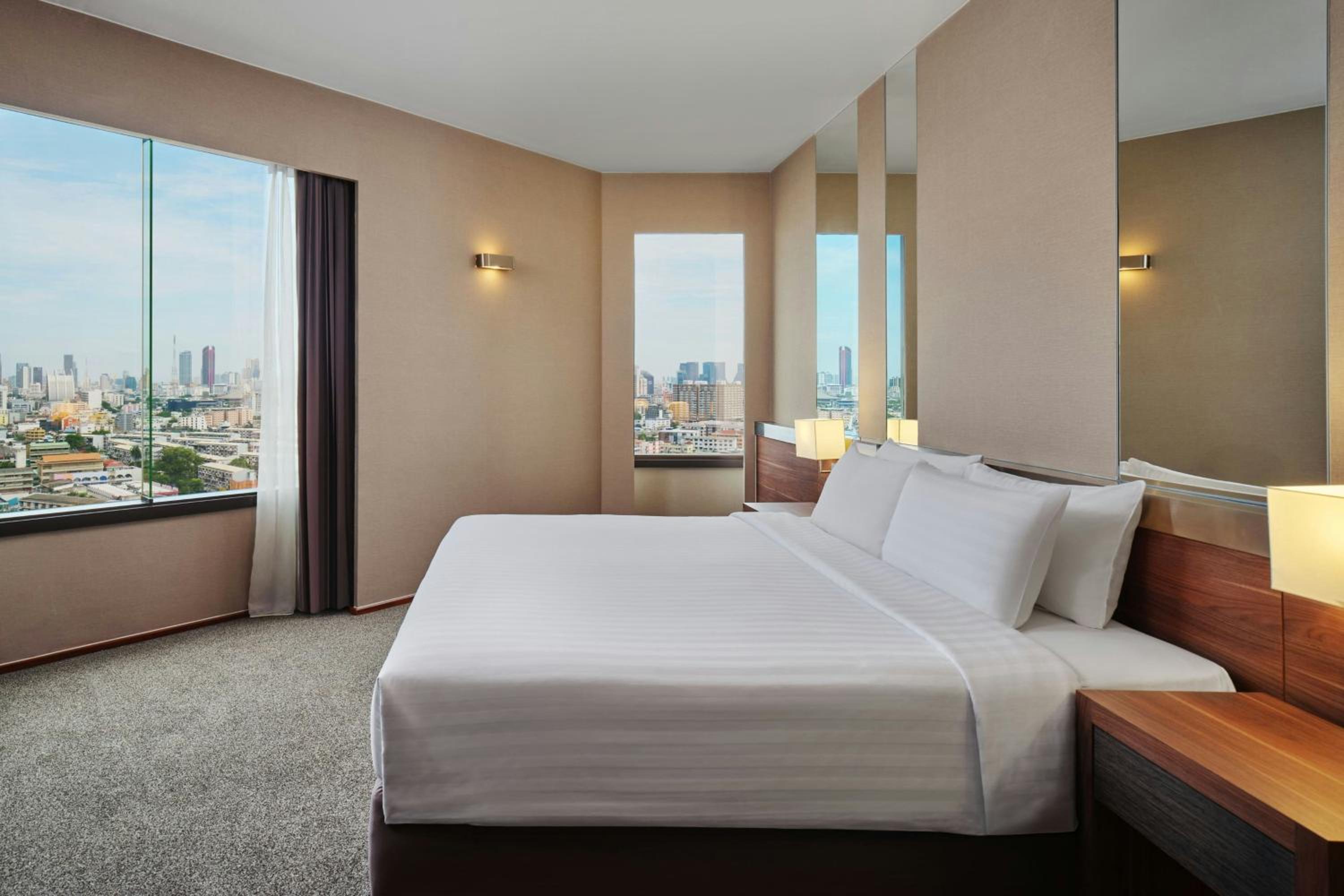 One-Bedroom Executive Suite - Executive Lounge Access