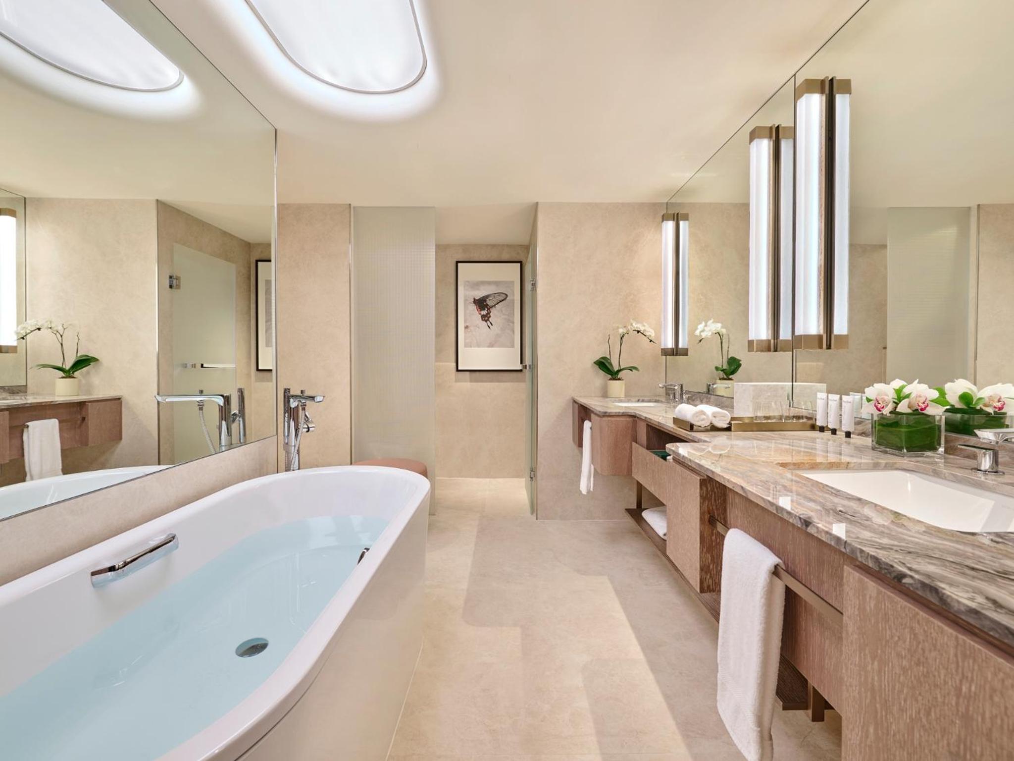 Marina Bay Suite with Balcony Twin