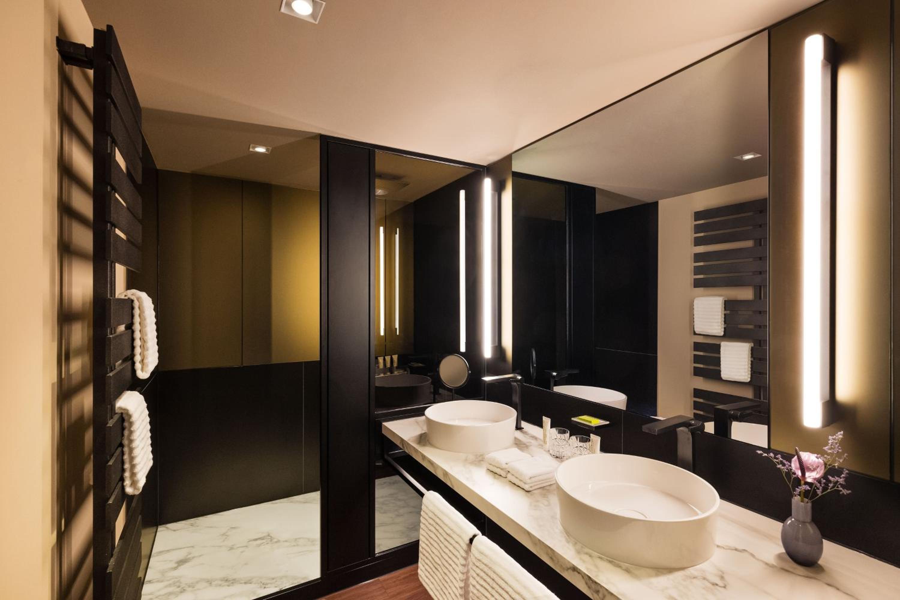 Lake King Suite with Balcony and View