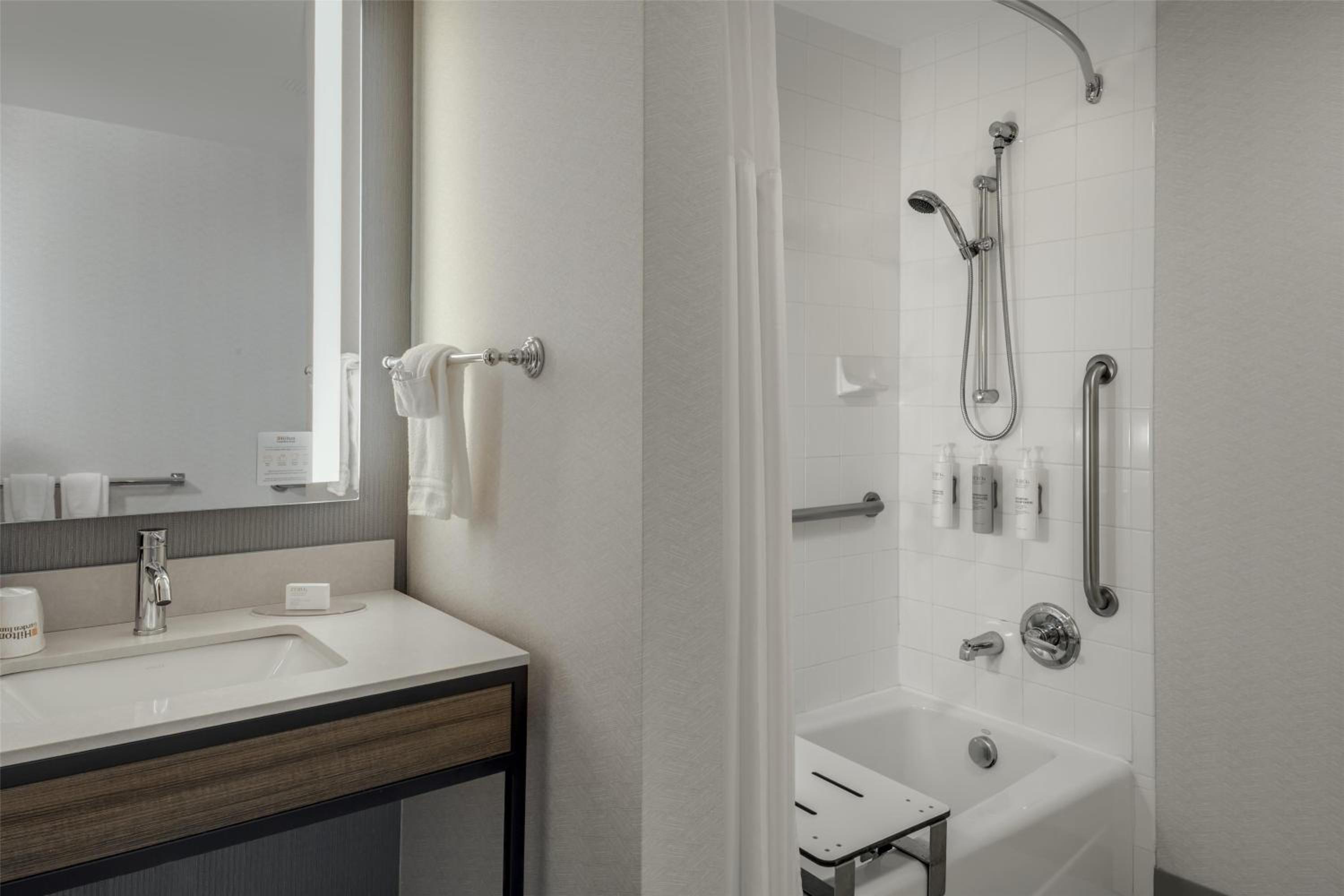 King Room with Accessible Tub - Mobility Access