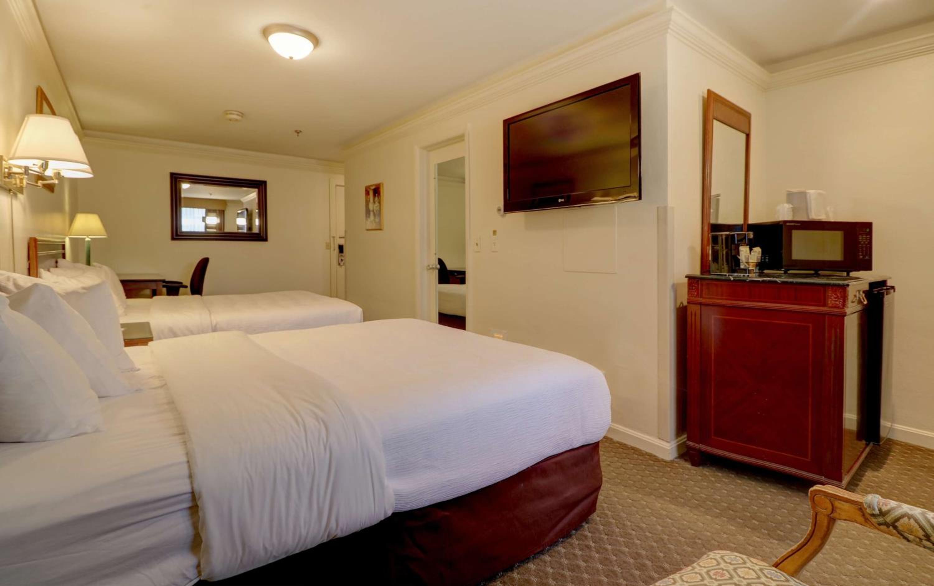 Standard 2 Queen Room 