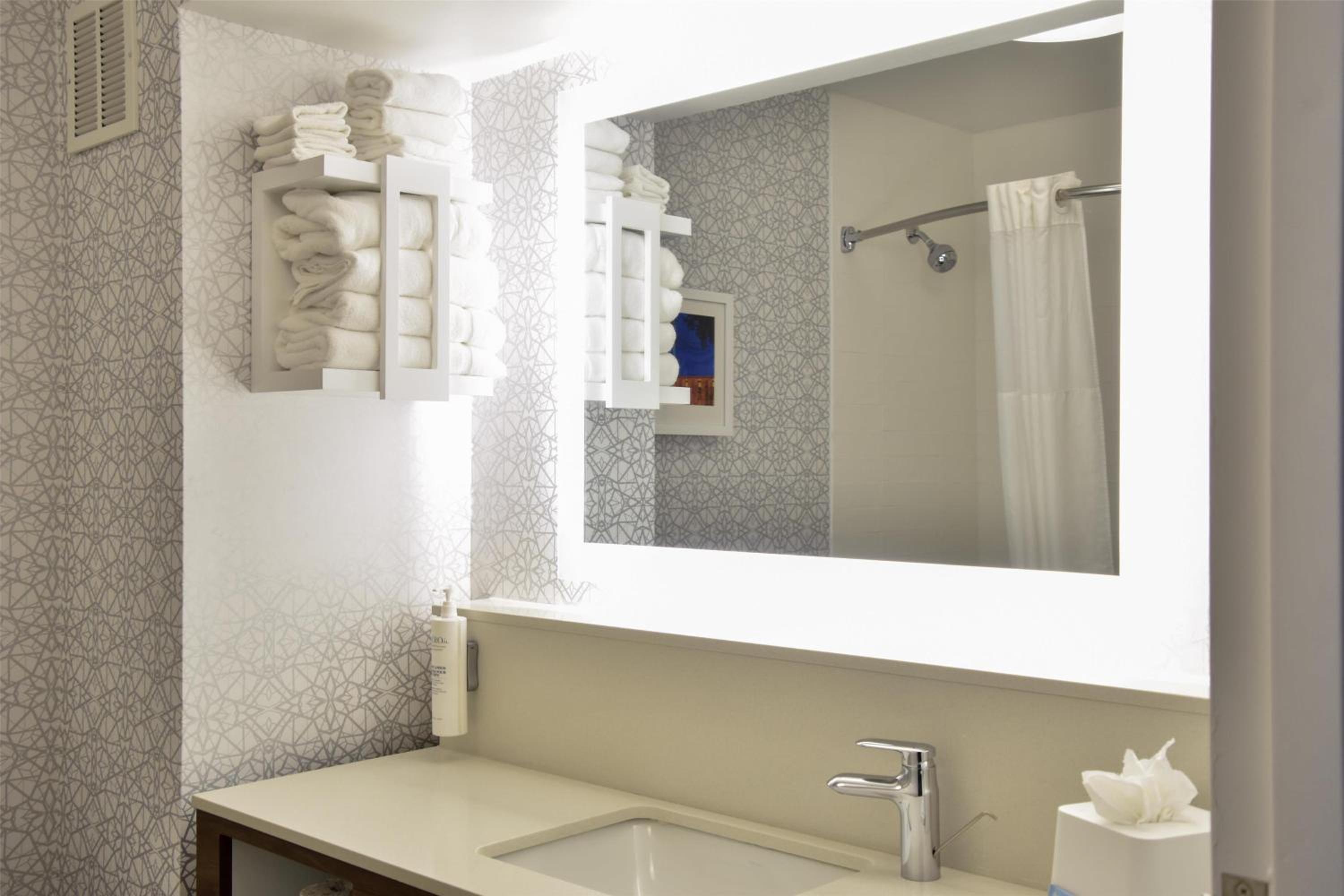 Queen Room with Two Queen Beds and Bath Tub