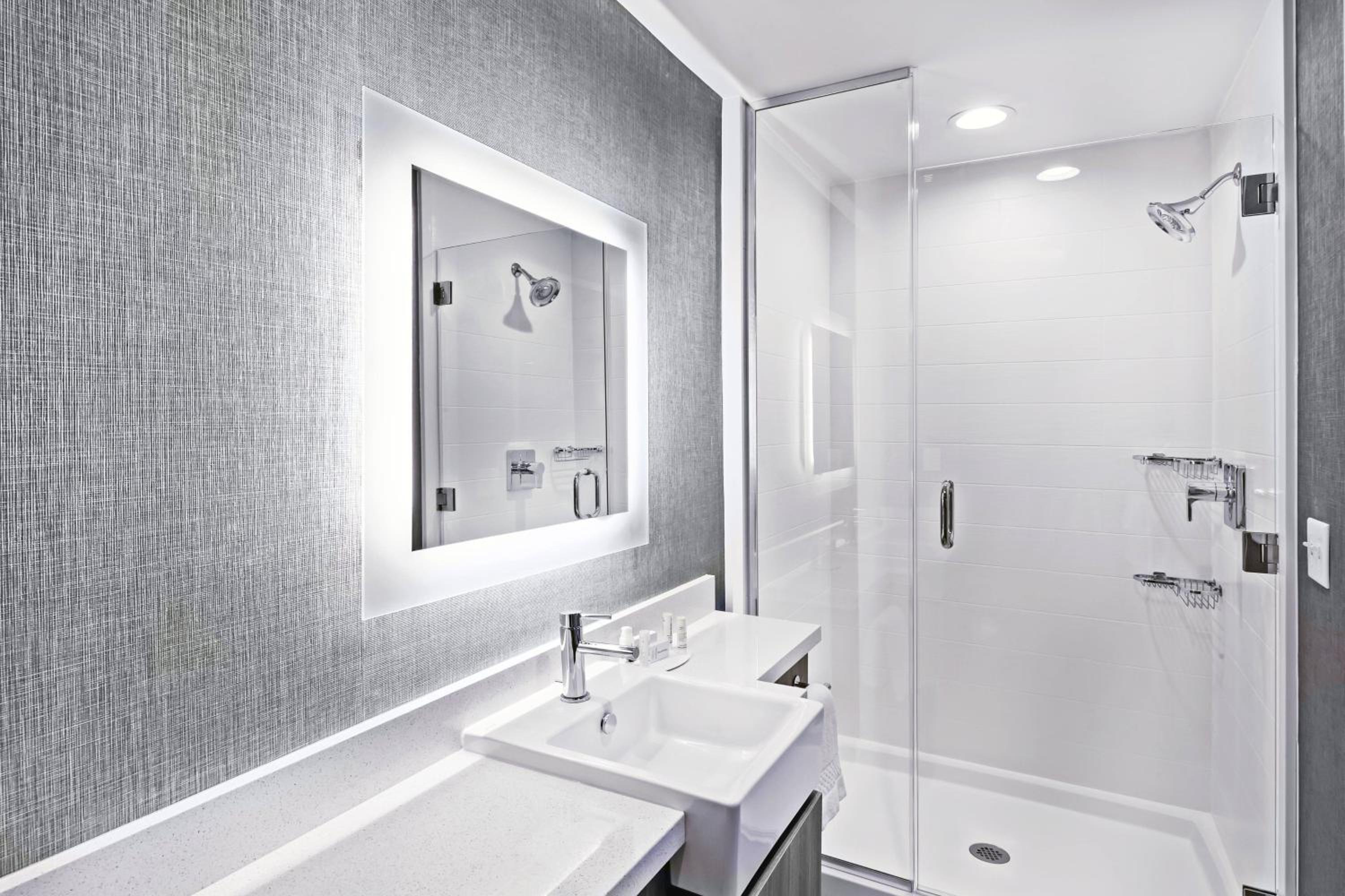 King Studio with Sofa Bed and Adapted Tub - Mobility Accessible