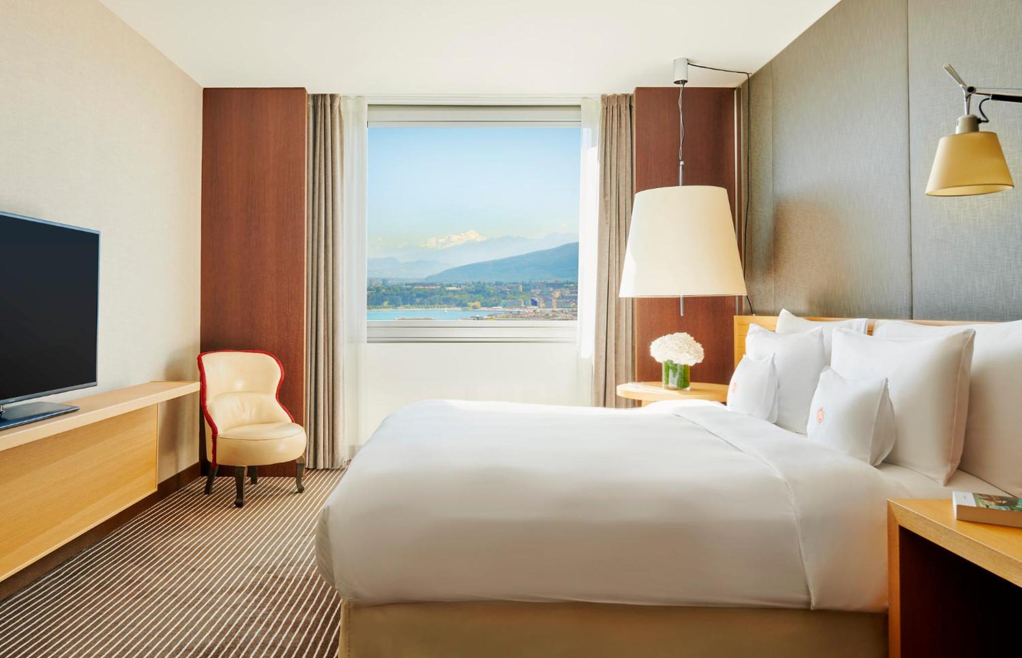 Panoramic Suite with Lake View