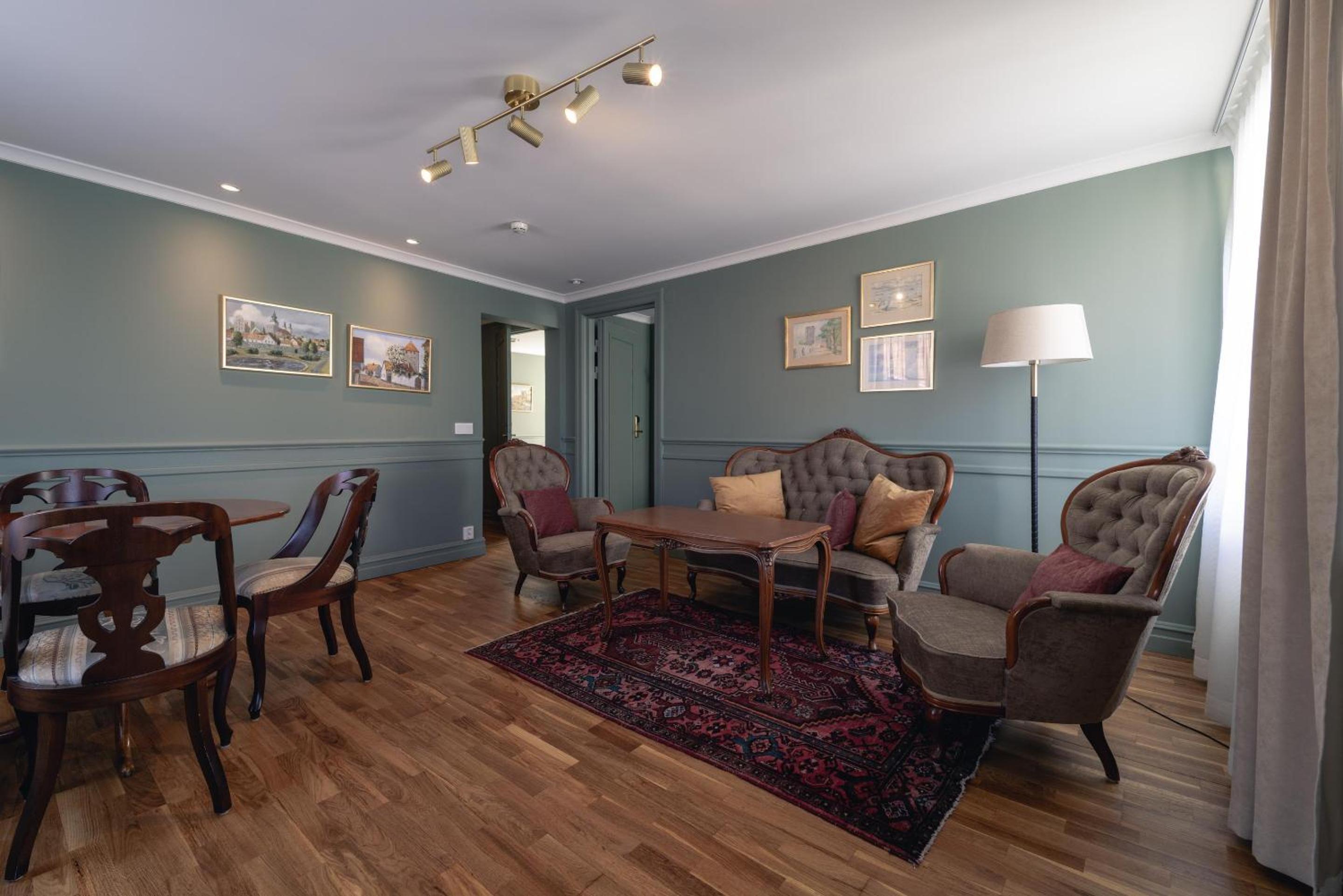 Two-Bedroom Suite with Four Single Beds, Sea View and Living Room - Non-Smoking