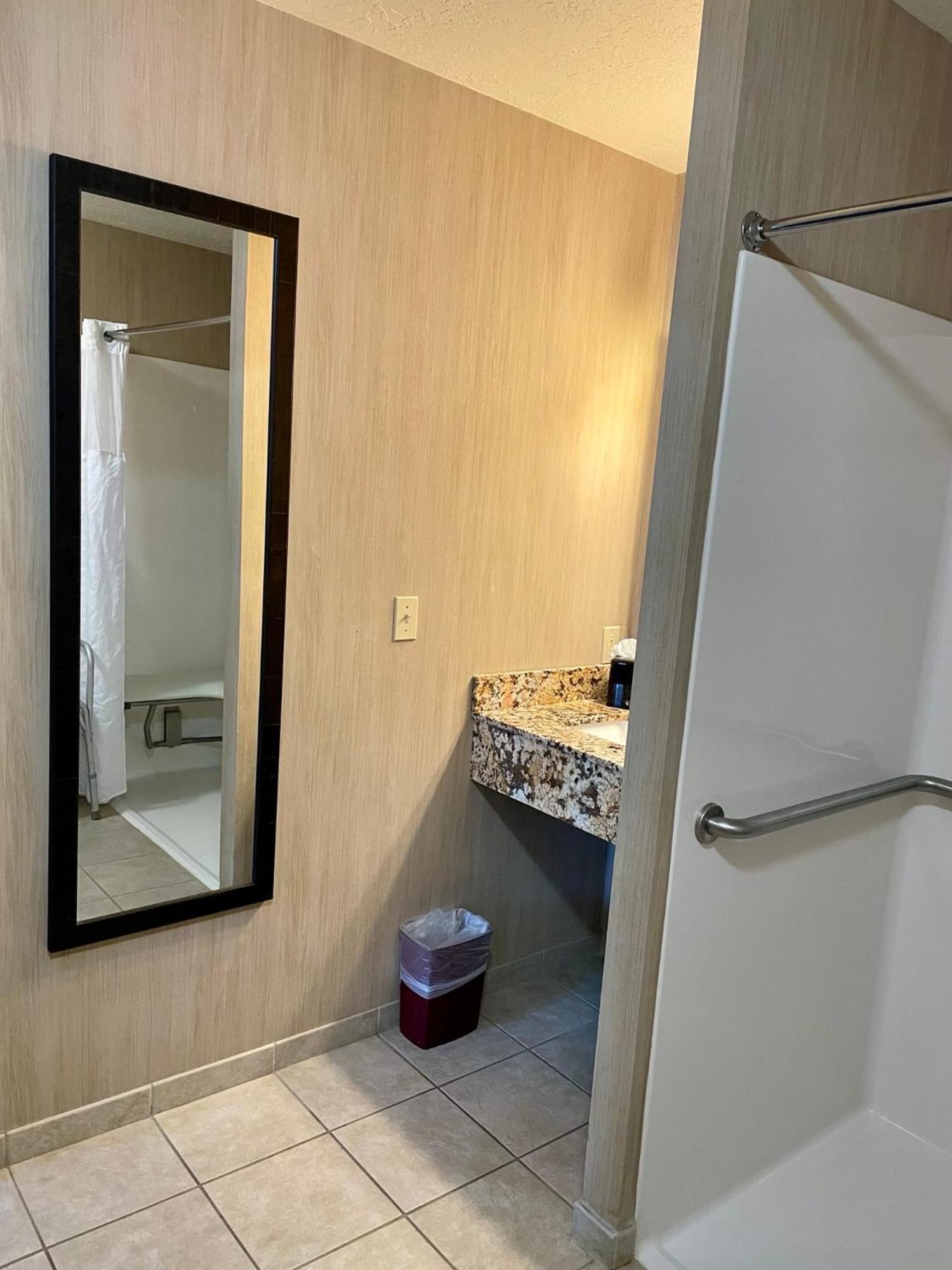 King Room with Roll-in Shower - Disability Access/Non-Smoking