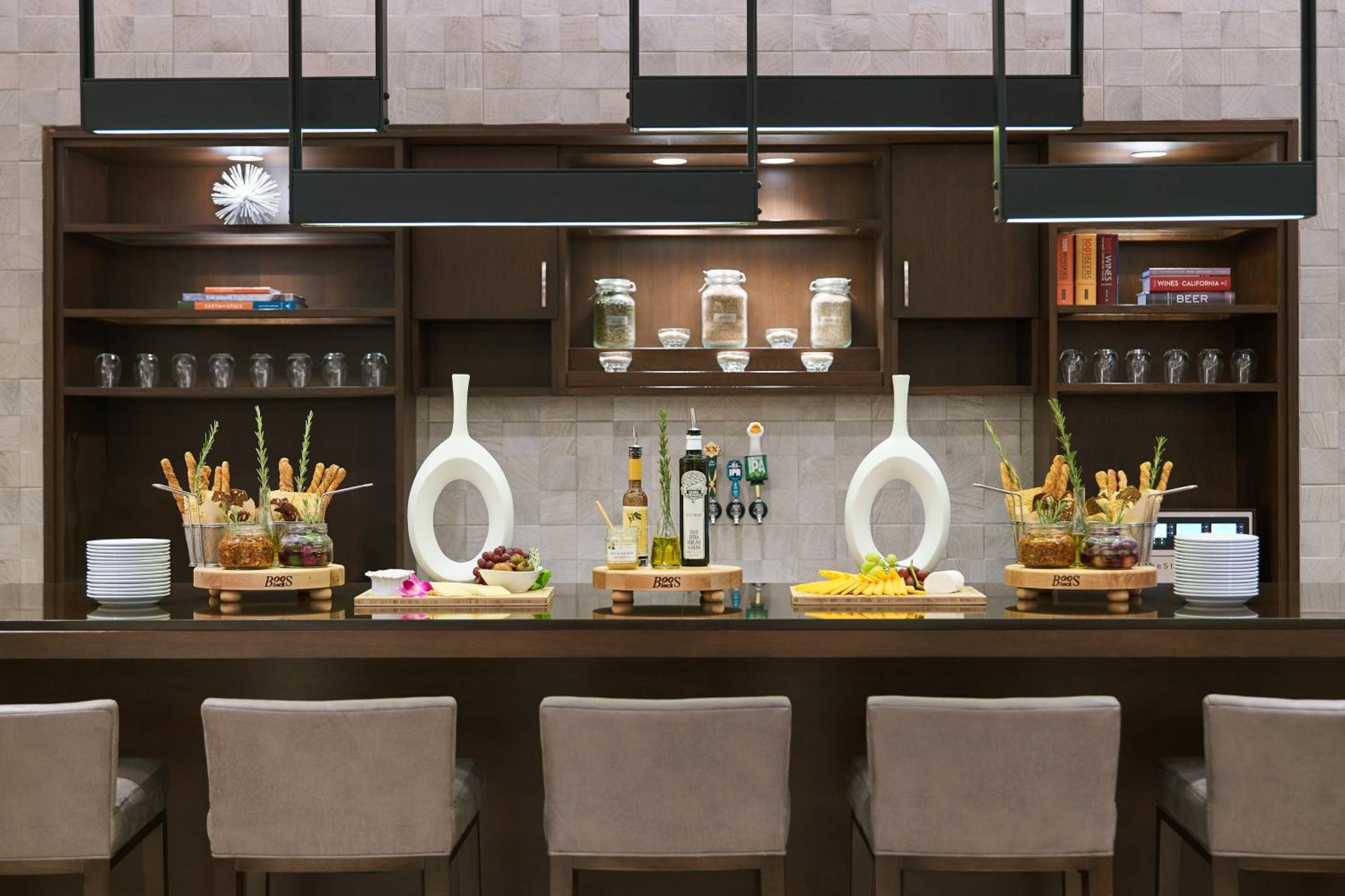 King Room - Club Level/M Club Lounge Access - Mobility Accessible with Tub